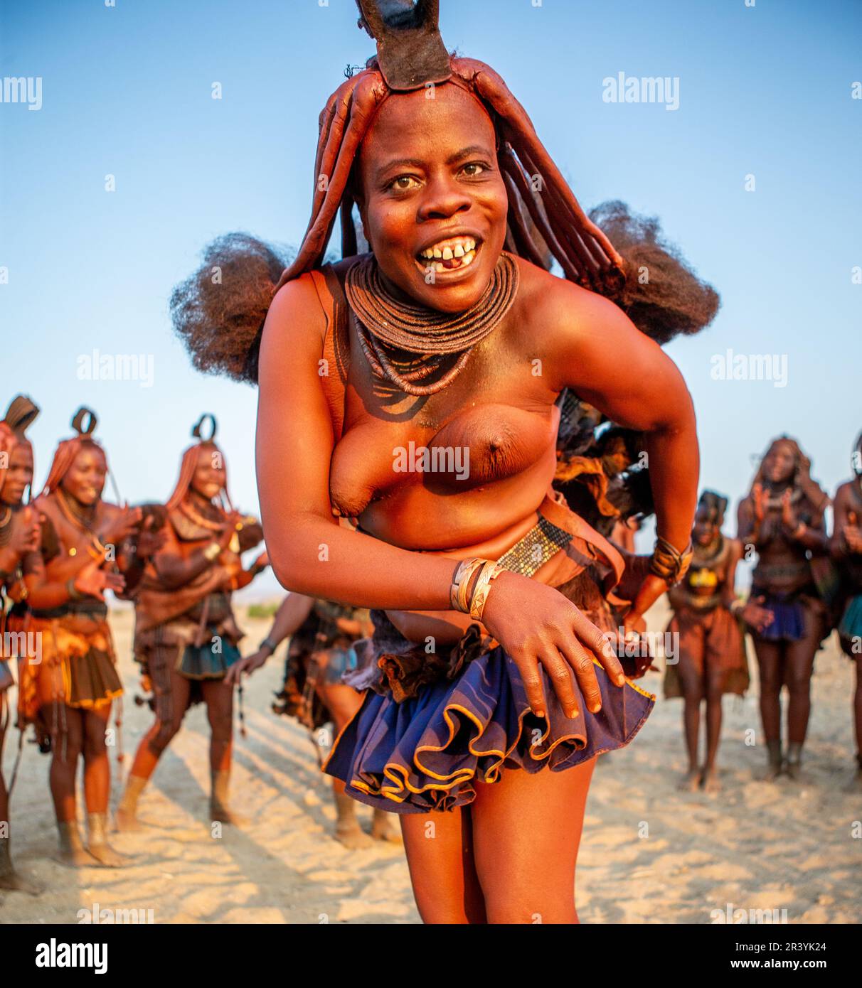 Eine Gruppe von Himba-Frauen singt und tanzt Stockfoto