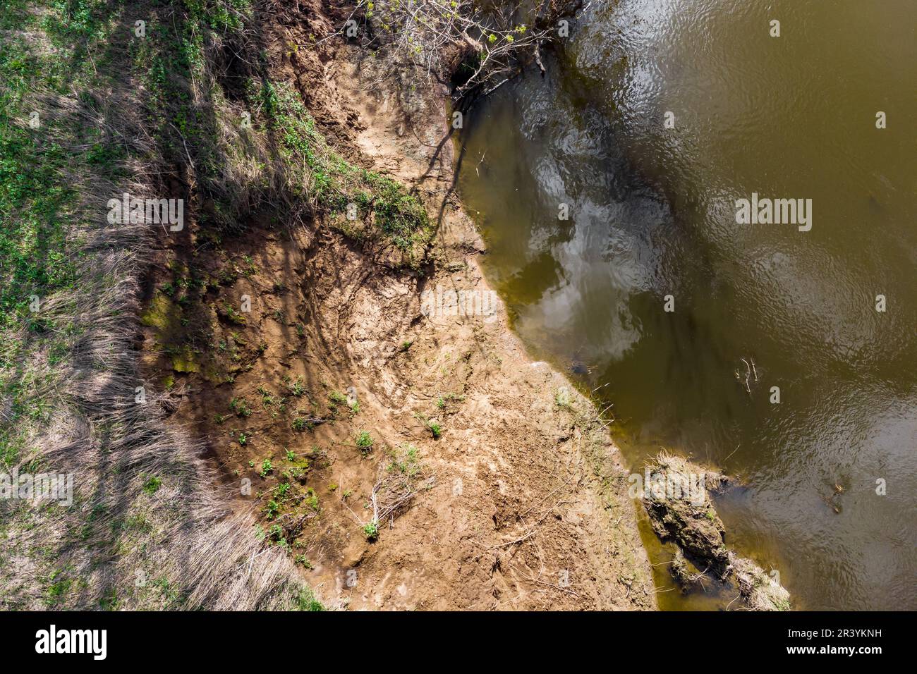 Draufsicht auf den Erdrutsch der Tonbank auf dem Fluss Stockfoto