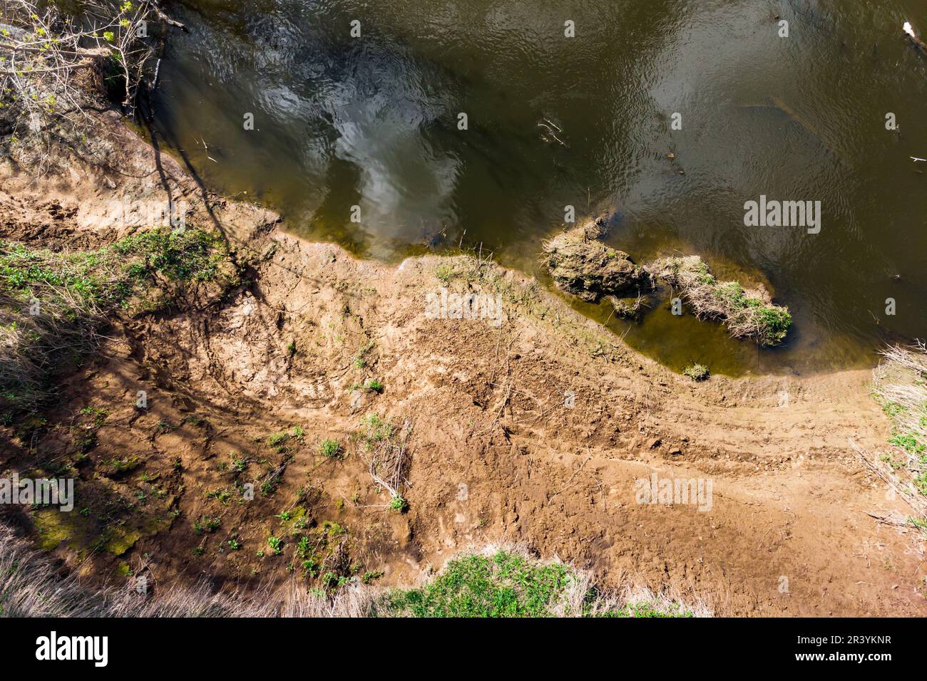 Draufsicht auf den Erdrutsch der Tonbank auf dem Fluss Stockfoto