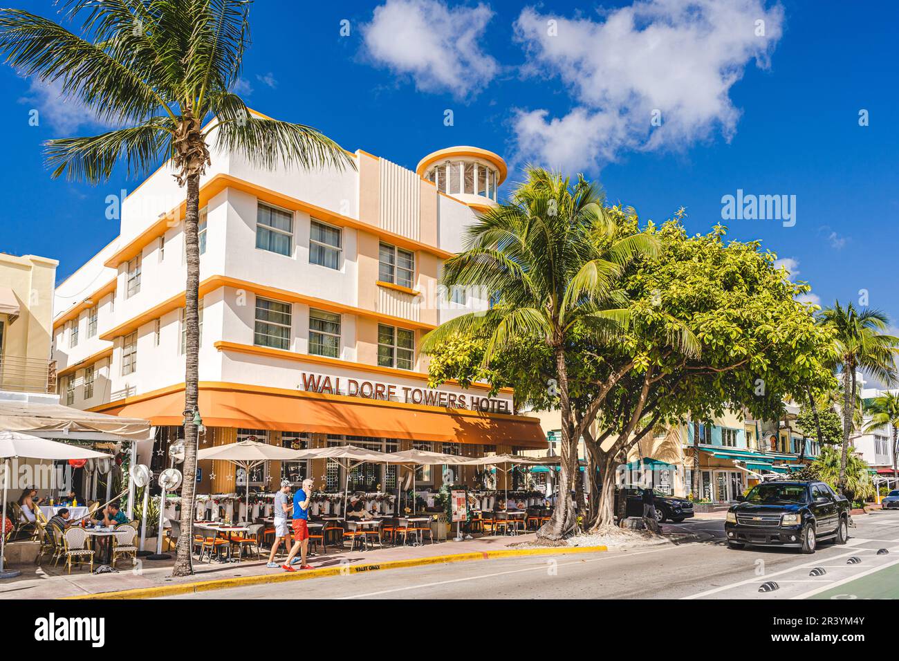 Miami, USA - 7. Dezember 2022. Blick auf die Waldorf Towers Hotels in Ocean Drive, Miami Beach Stockfoto