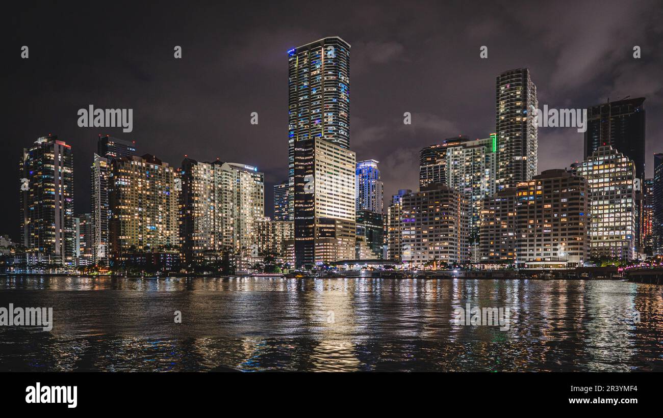 Miami Beach, USA - 5. Dezember 2022. Blick auf die Skyline von Miami bei Nacht Stockfoto