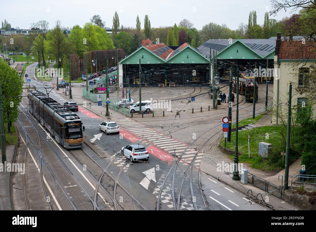 Auderghem, Region Brüssel-Hauptstadt, Belgien - 29. April 2023 - Autos und eine Straßenbahn, die am Straßenbahnmuseum an der Avenue de Tervuren vorbeifährt Stockfoto