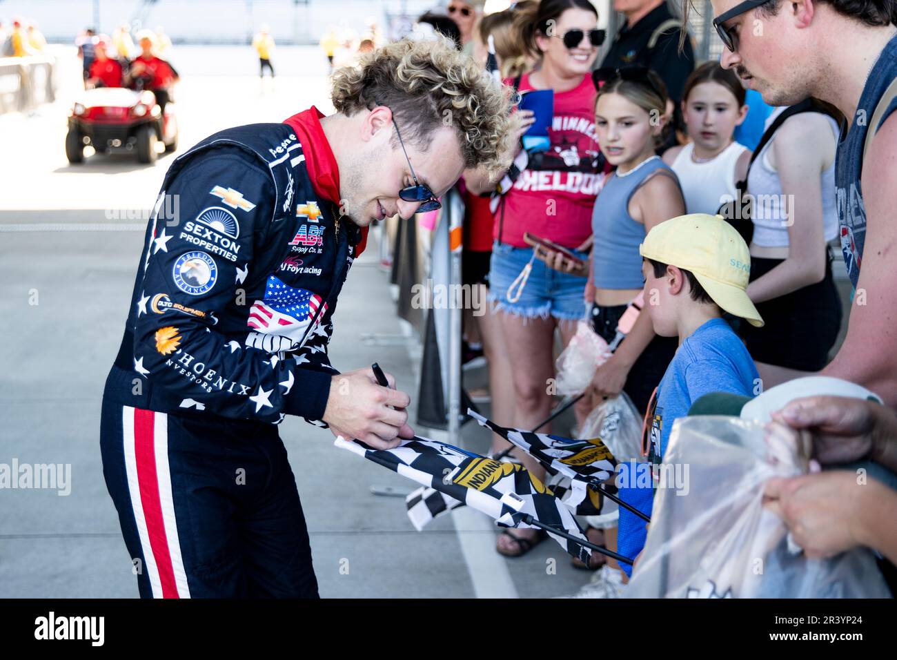 SANTINO FERRUCCI (14) aus Woodbury, Connecticut, signiert Autogramme, nachdem er sich für die Indianapolis 500 auf dem Indianapolis Motor Speedway in Speedway QUALIFIZIERT hat. Stockfoto