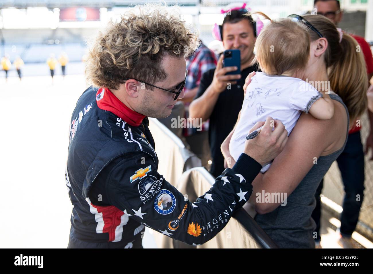 SANTINO FERRUCCI (14) aus Woodbury, Connecticut, signiert Autogramme, nachdem er sich für die Indianapolis 500 auf dem Indianapolis Motor Speedway in Speedway QUALIFIZIERT hat. Stockfoto