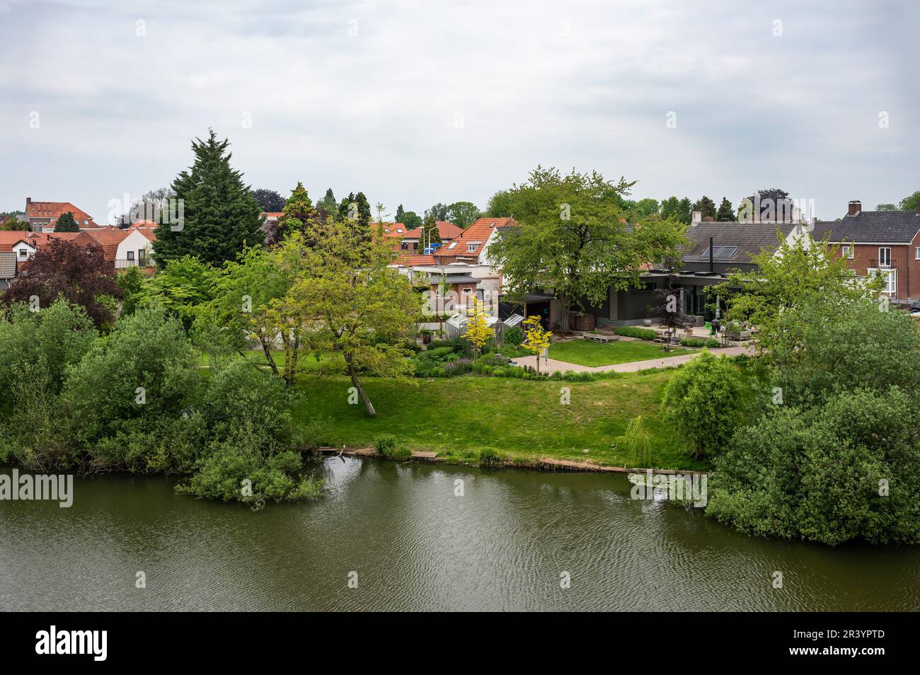 Hulst, Zeeland, Niederlande - 21. Mai 2023 - Grüner Park am Kanal des historischen Stadtzentrums Stockfoto