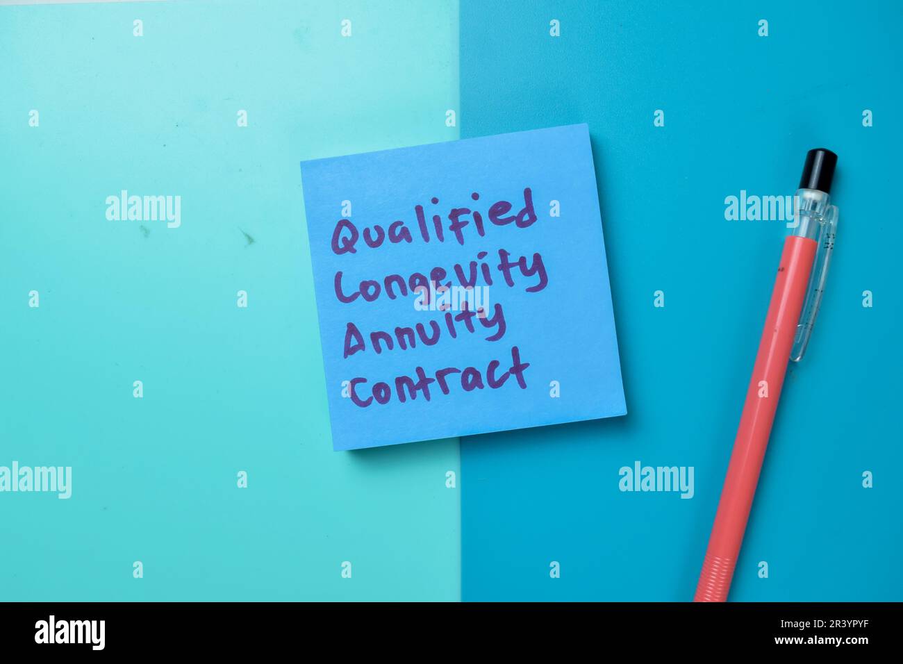 Konzept des Annuitätsvertrags für qualifizierte Langlebigkeit Schreiben auf Haftnotizen isoliert auf Holztisch. Stockfoto Konzept des Annuitätsvertrags für qualifizierte Langlebigkeit Schreiben auf Haftnotizen isoliert auf Holztisch. Stockfoto