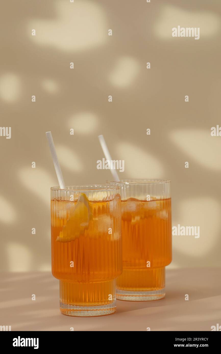 Gläser kalten Tee, Eiswürfel, Zitronenscheiben und einen Pfefferminzzweig. Kühle Sommergetränke. Stockfoto