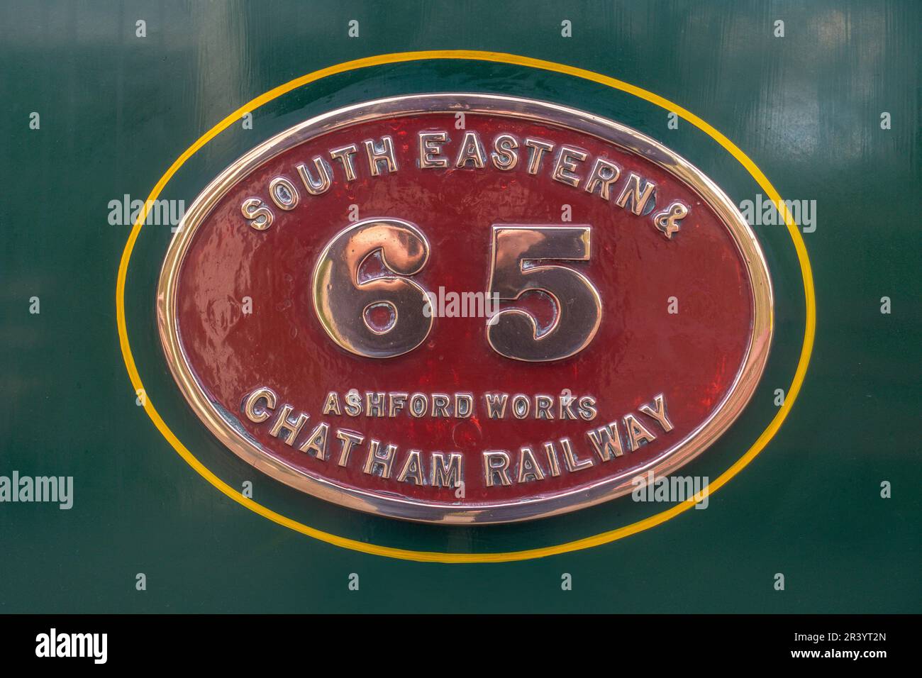 Name Plate, Dampflok Nr. 65, gebaut für die South Eastern Railway (SER) bei Ashford Railway wird 1896 gebaut und ist der einzige noch existierende ehemalige SER-Lokomot Stockfoto