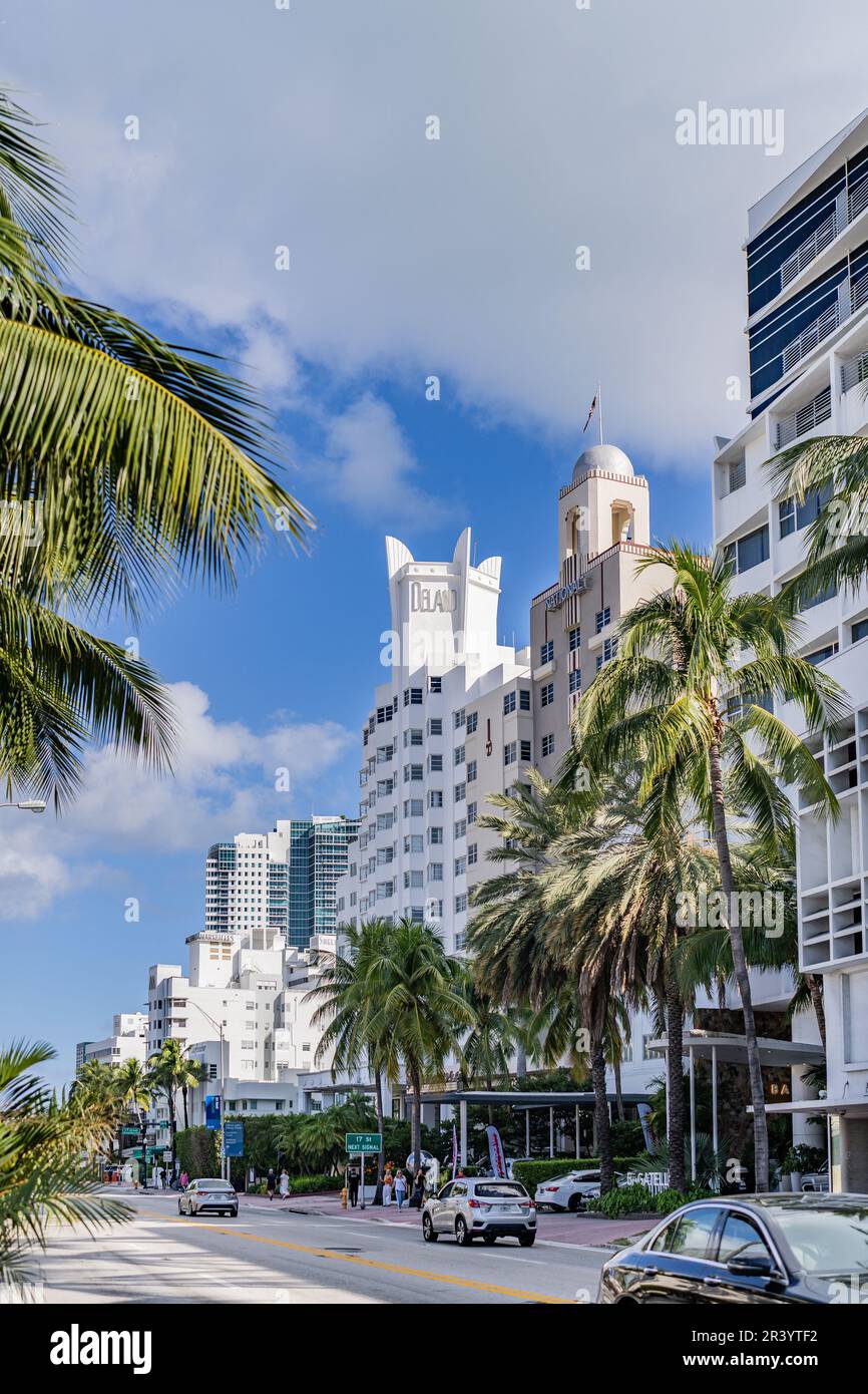 Miami Beach, USA - 4. Dezember 2022. Blick auf klassische Art déco-Hotels in der Washington Avenue in South Miami Beach Stockfoto