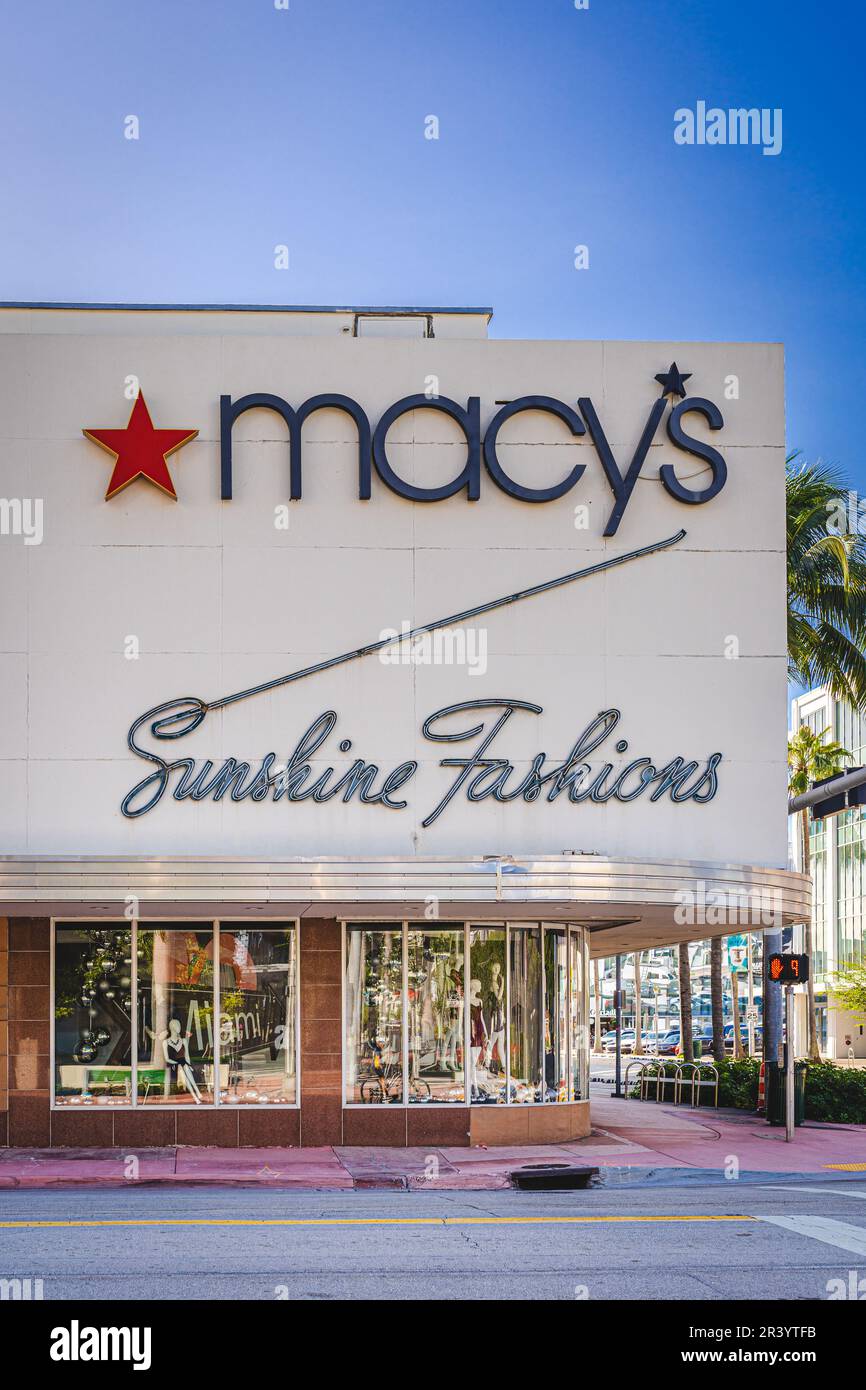 Miami, USA - 4. Dezember 2022. Blick auf den klassischen Macy's Store in South Beach Stockfoto