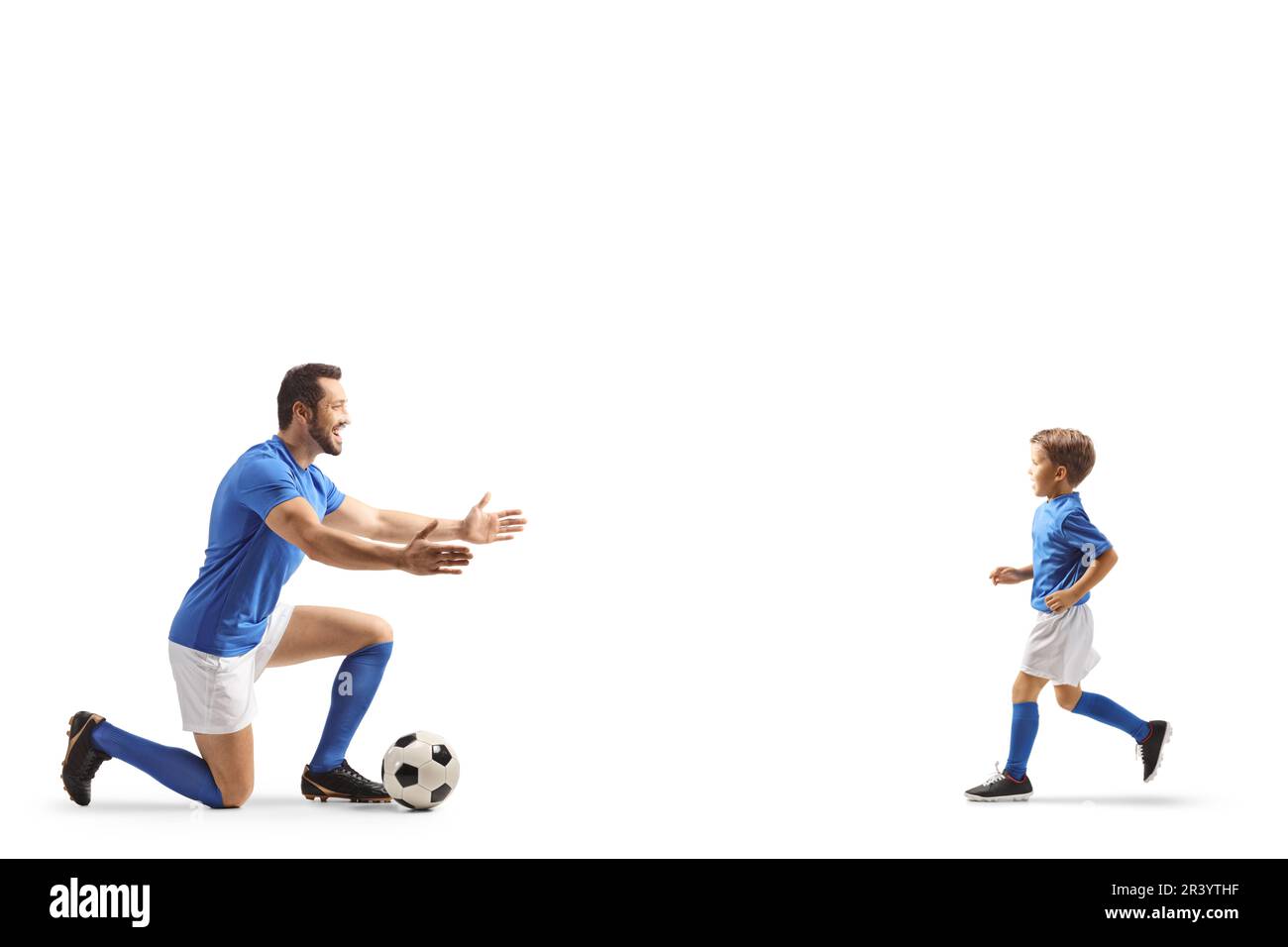 Ein Fußballspieler kniet und wartet darauf, einen kleinen Jungen zu umarmen, isoliert auf weißem Hintergrund Stockfoto