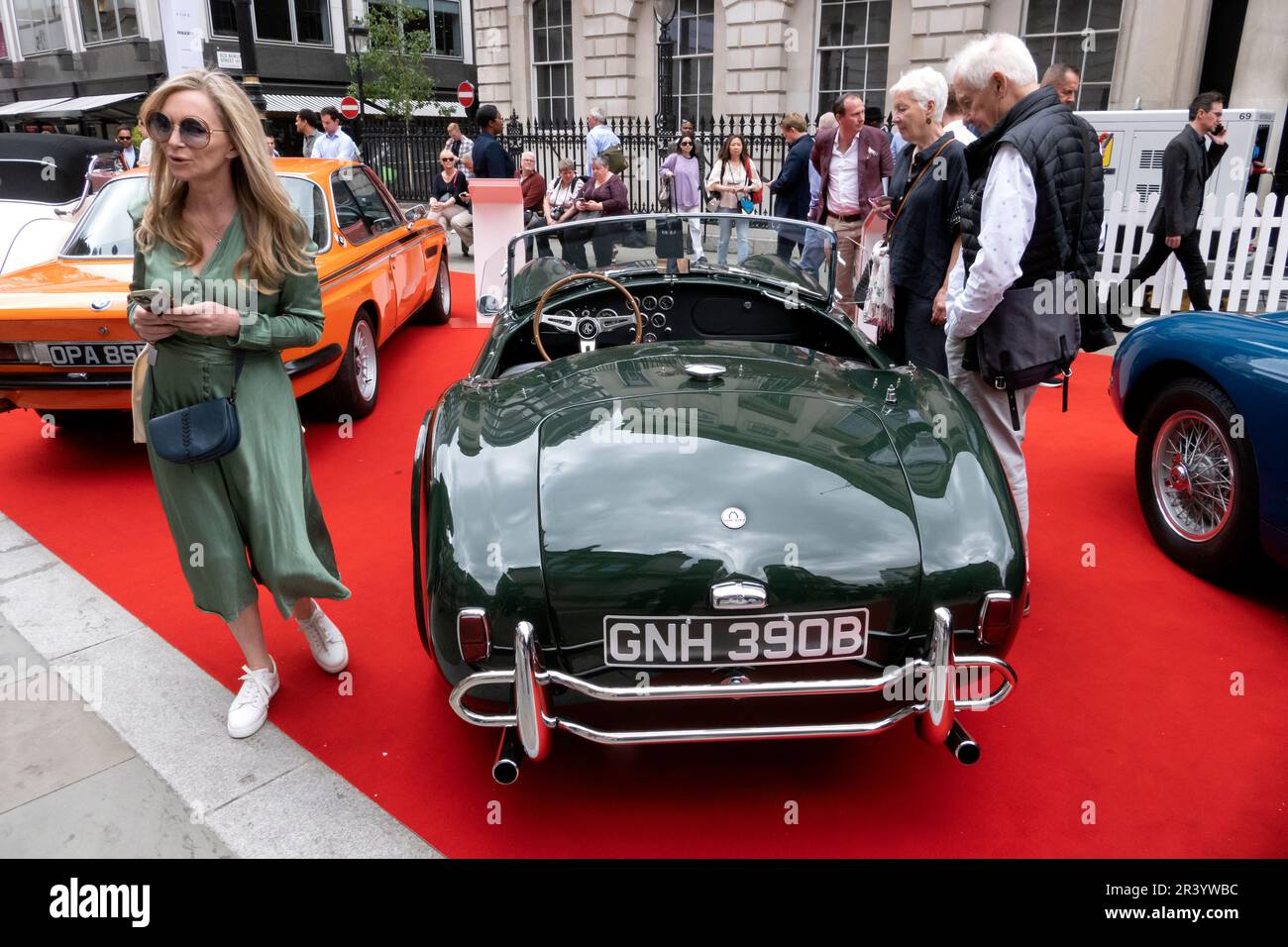 AC Cobra im Concours in Savile Row 2023. Oldtimer auf der berühmten Straße in London, Großbritannien Stockfoto