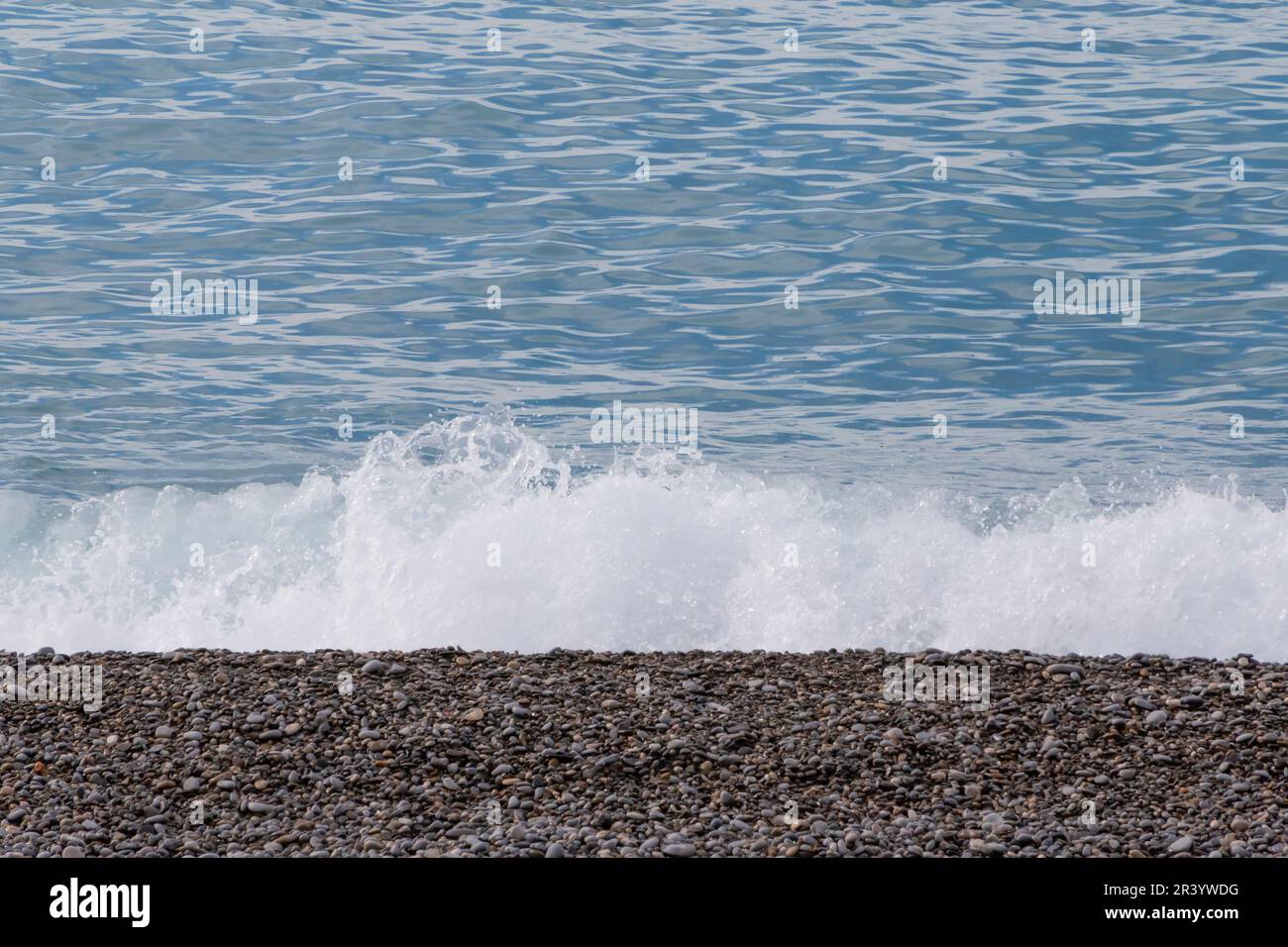 Blick auf das Meer und den Kieselstrand in Nizza in Frankreich Stockfoto