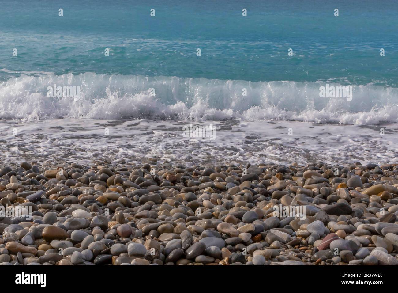 Blick auf das Mittelmeer und den Kieselstrand in Nizza in Frankreich Stockfoto