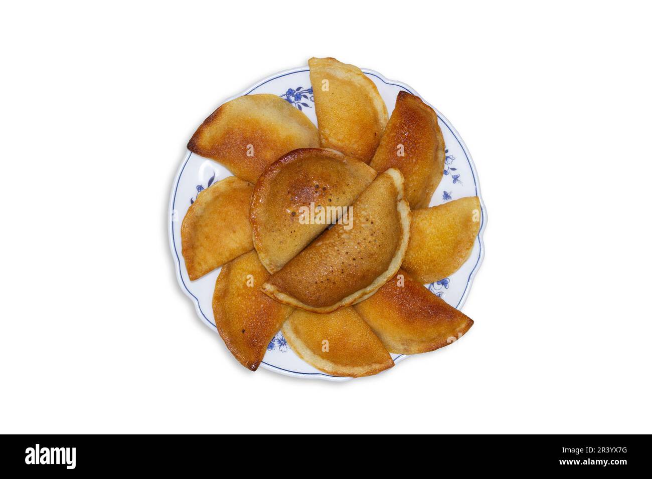 Katayef oder Katayef ist ein arabisches Dessert, das üblicherweise während des Ramadan serviert wird, eine Art süße Knödel gefüllt mit Sahne oder Nüssen. Stockfoto