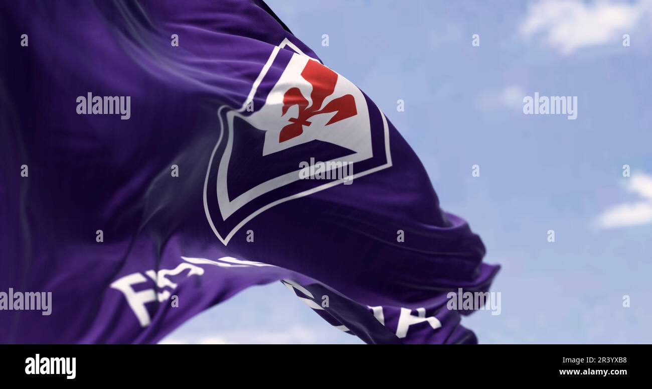 Florenz, IT, april 2023: Nahaufnahme der ACF Fiorentina Flagge, die im Wind weht. Fiorentina ist ein italienischer Fußballverein mit Sitz in Florenz. Illustrat Stockfoto