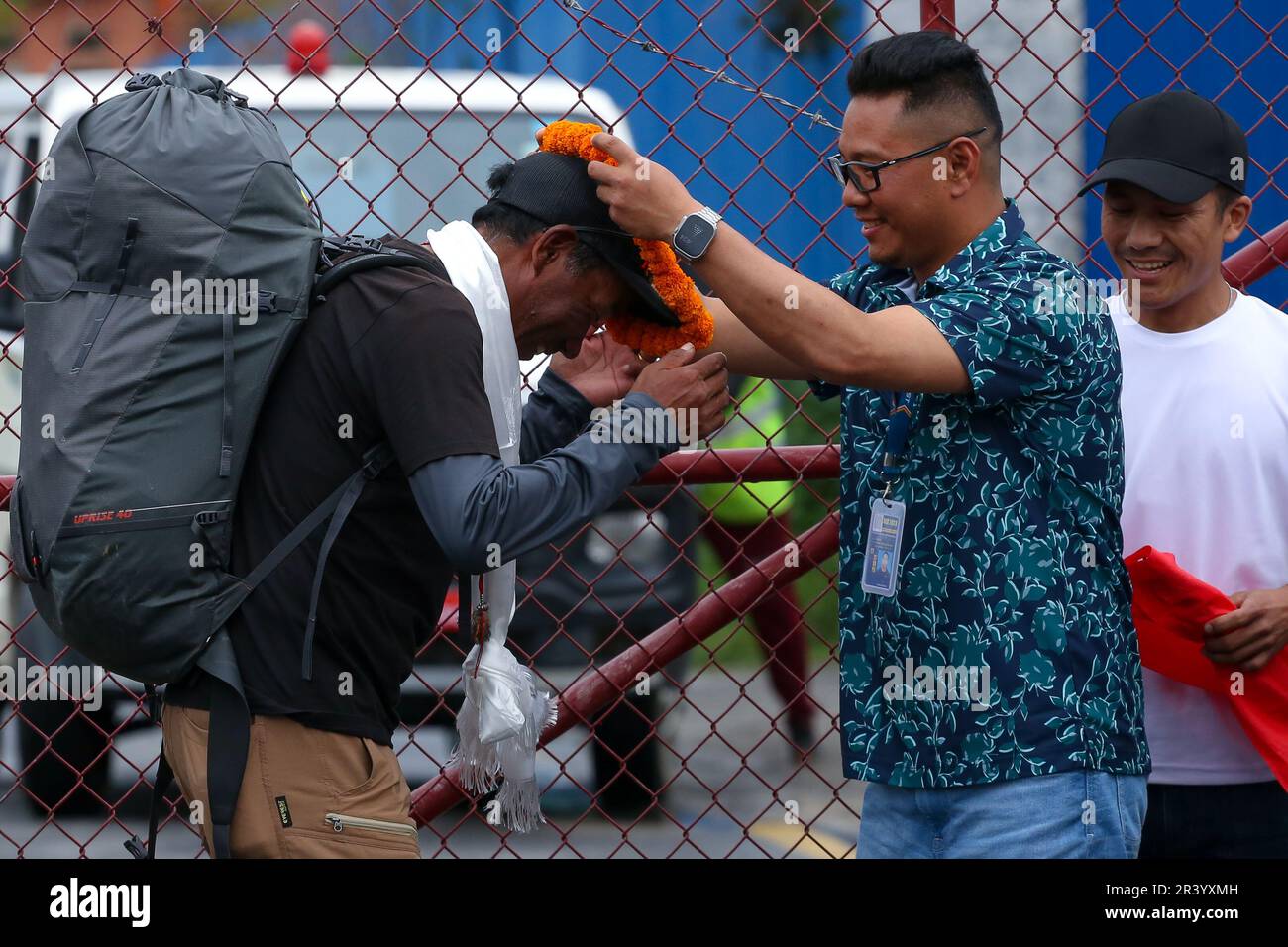 Am 25. Mai 2023 in Kathmandu, Nepal. Familienmitglieder und Verwandte eines erfahrenen nepalesischen Bergsteigers und ein professioneller Bergsteigerführer, „Kami Rita Sherpa“, begrüßen ihn am Inlandsterminal des internationalen Flughafens Tribhuvan, nachdem er den Everest zum 28. Mal erklommen hat. Sherpa brach seinen eigenen Rekord, der letztes Jahr aufgestellt wurde. Sherpas Bergwanderung begann 1992, während sherpa zwischen 1994 und 2023 den Mt. Everest 28 Mal, K2 Mal und Lhotse jeweils einmal und Manaslu und Cho Oyu drei bzw. acht Mal. (Foto: Abhishek Maharjan/Sipa USA) Stockfoto