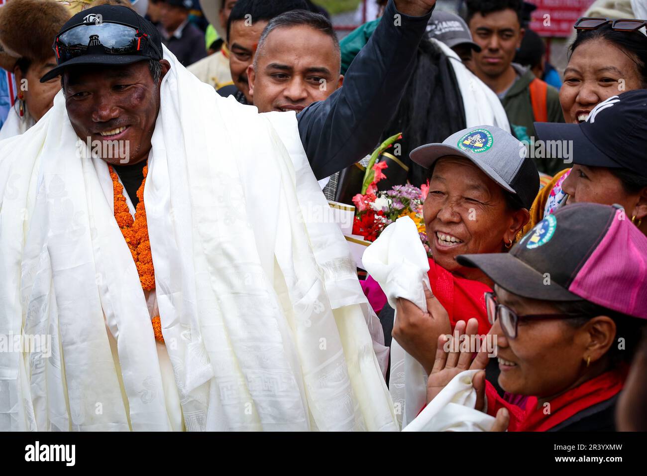 Am 25. Mai 2023 in Kathmandu, Nepal. "Kami Rita Sherpa" , 53, von der Themse, Solukhumbu, einem erfahrenen nepalesischen Bergsteiger und einem professionellen Bergsteigerführer, genießen Sie es mit Familienmitgliedern und Verwandten, während er am Inlandsterminal des internationalen Flughafens Tribhuvan ankommt, nachdem er den Everest zum 28. Mal erklommen hat. Sherpa brach seinen eigenen Rekord, der letztes Jahr aufgestellt wurde. Sherpas Bergwanderung begann 1992, während sherpa zwischen 1994 und 2023 den Mt. Everest 28 Mal, K2 Mal und Lhotse jeweils einmal und Manaslu und Cho Oyu drei bzw. acht Mal. (Foto von Abh Stockfoto