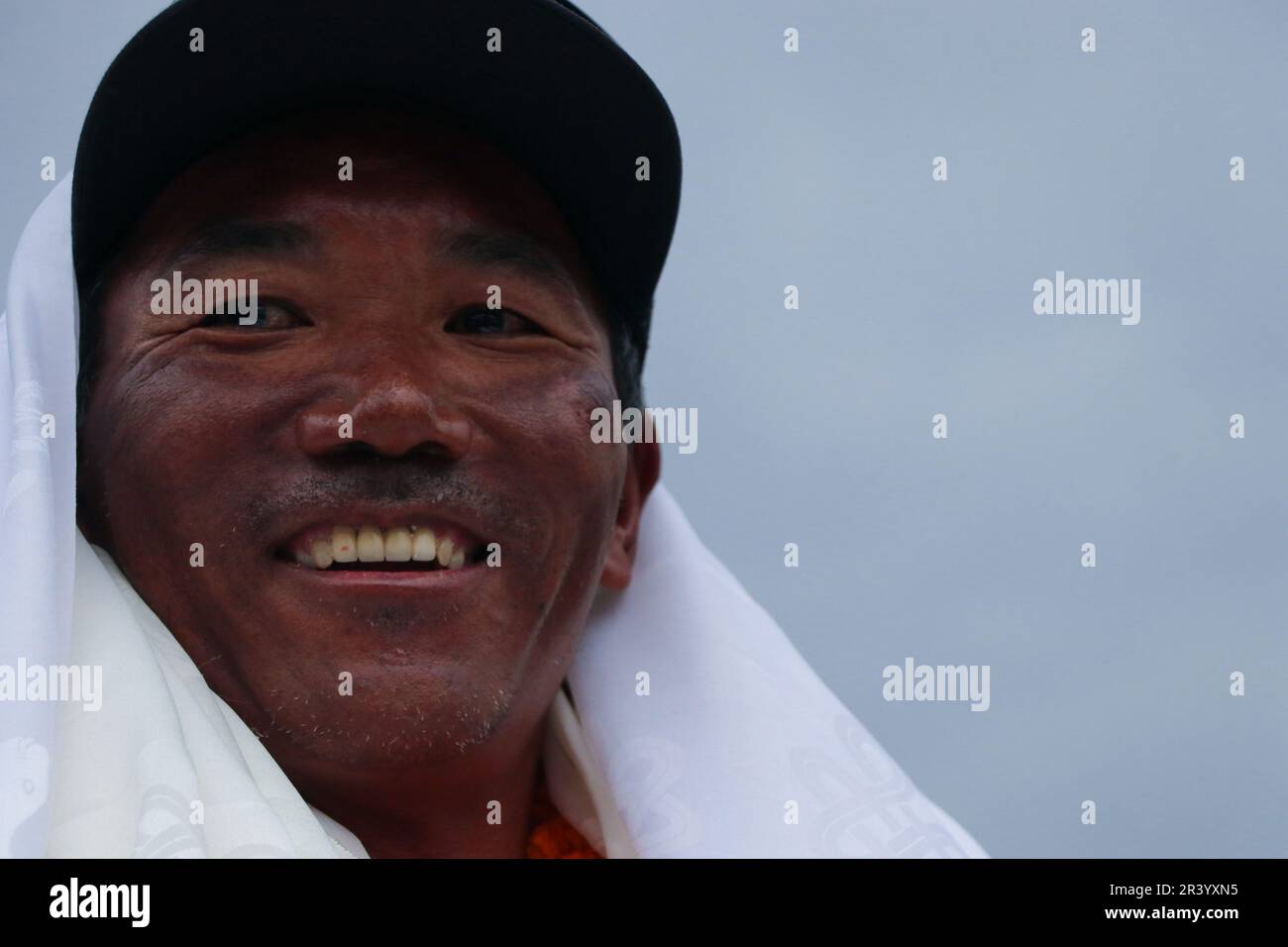 Am 25. Mai 2023 in Kathmandu, Nepal. "Kami Rita Sherpa" , 53, aus Thame, Solukhumbu, ein erfahrener nepalesischer Bergsteiger und professioneller Bergsteigerführer, lächelt während der Medienunterbrechung, während er am Inlandsterminal des internationalen Flughafens Tribhuvan ankommt, nachdem er den Everest zum 28. Mal erklommen hat. Sherpa brach seinen eigenen Rekord, der letztes Jahr aufgestellt wurde. Sherpas Bergwanderung begann 1992, während sherpa zwischen 1994 und 2023 den Mt. Everest 28 Mal, K2 Mal und Lhotse jeweils einmal und Manaslu und Cho Oyu drei bzw. acht Mal. (Foto: Abhishek M. Stockfoto