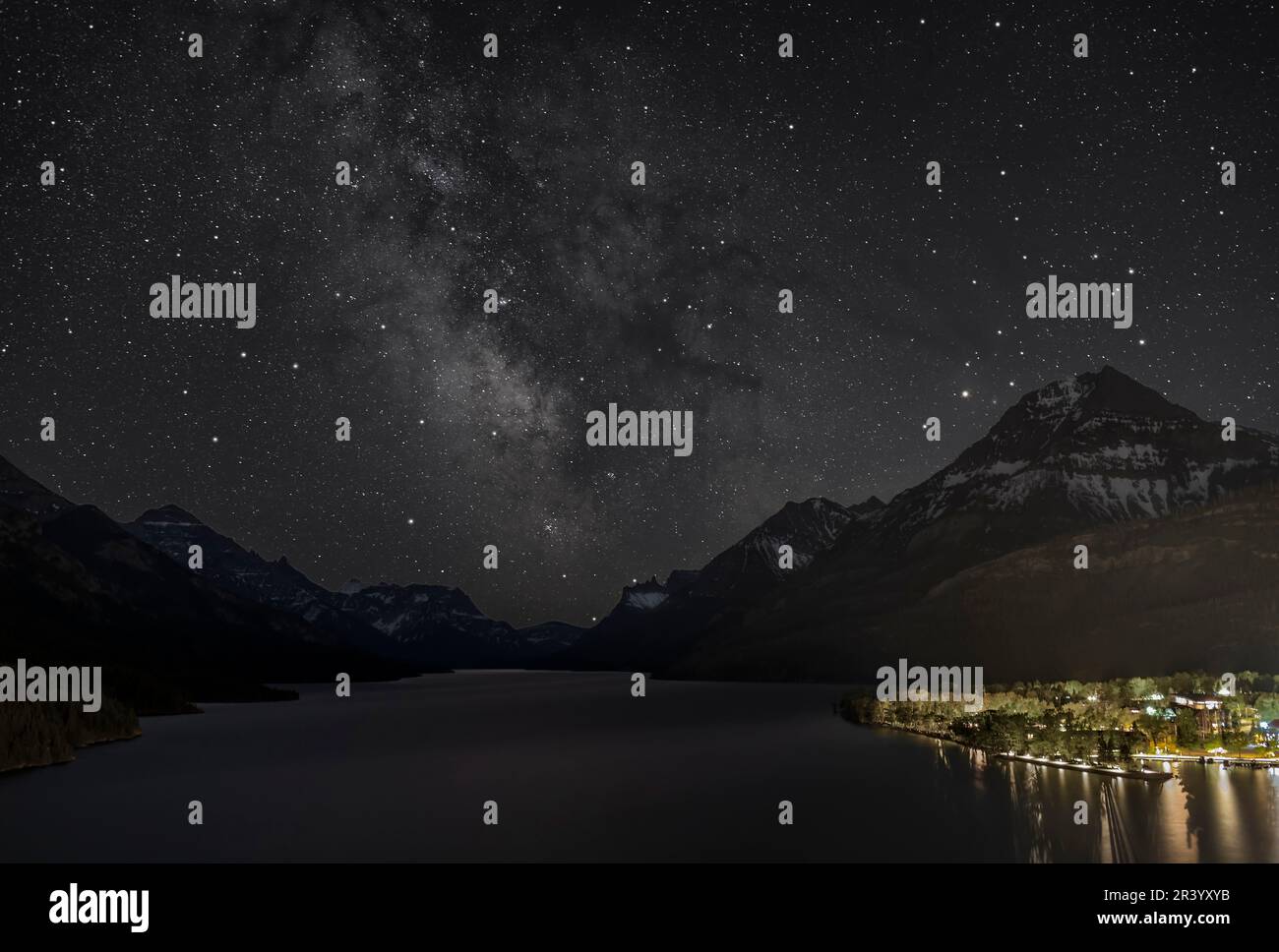 Blick auf den Milky Way über dem Upper Waterton Lake im Waterton Lakes National Park, Alberta, Kanada. Stockfoto