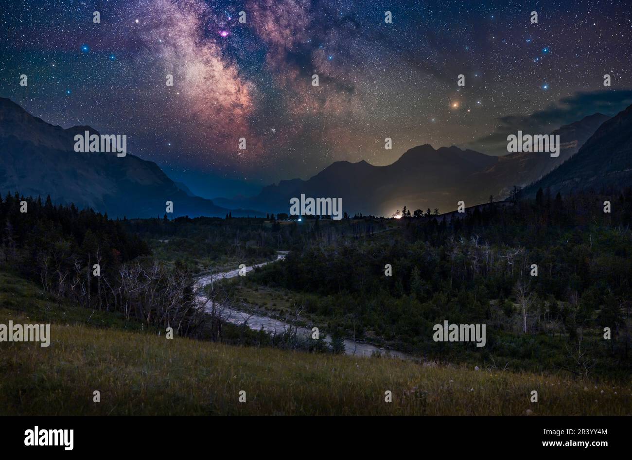 Der galaktische Kern der nördlichen sommerlichen Milchstraße über Blakiston Valley, Alberta, Kanada. Stockfoto