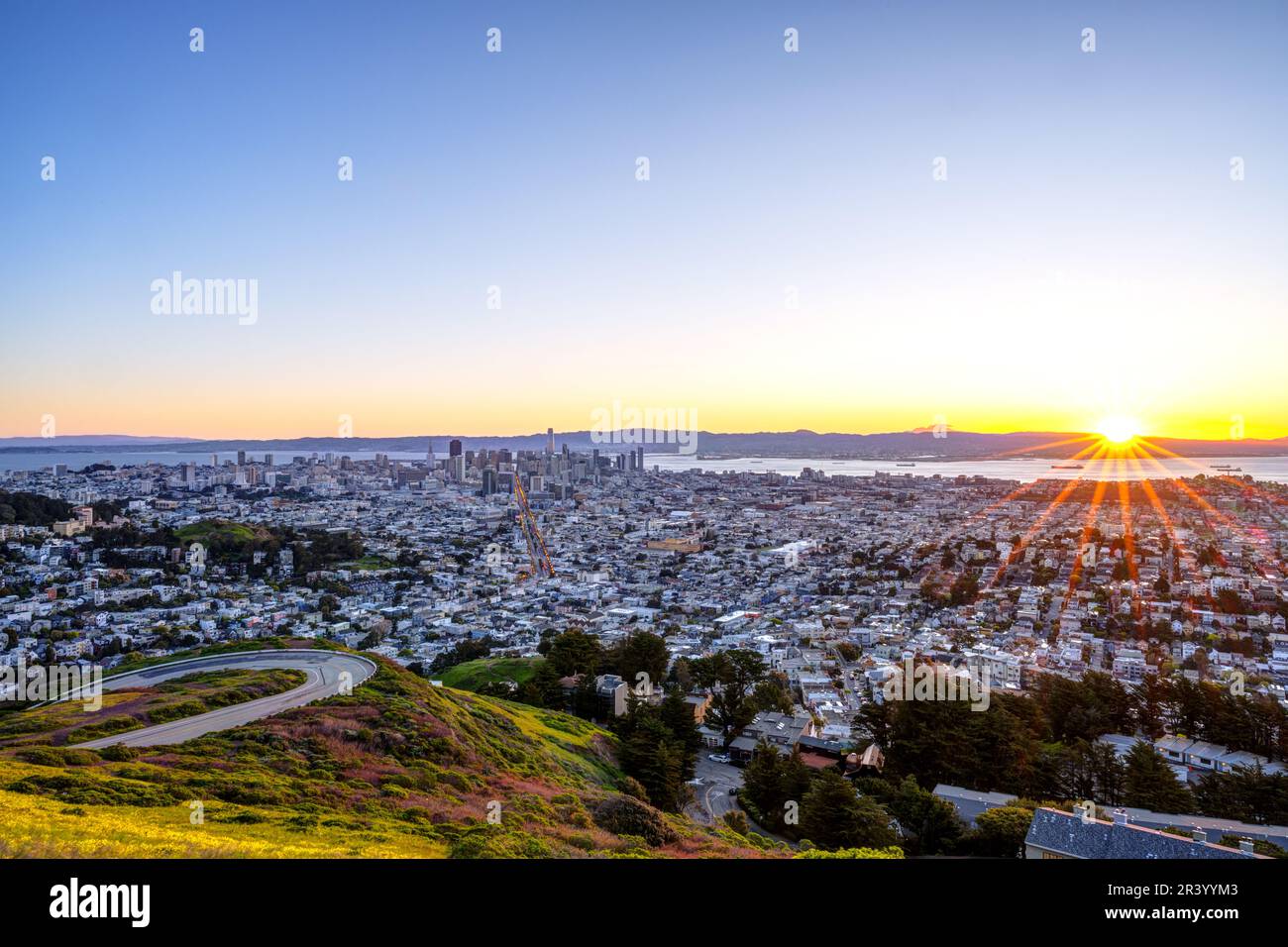 Die ersten Sonnenstrahlen über der Stadt San Francisco in Kalifornien, USA Stockfoto