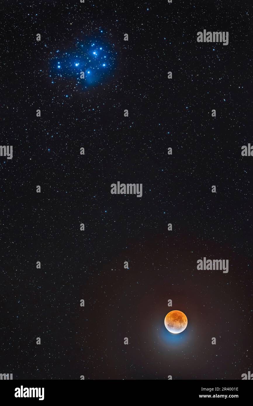 Partielle Mondfinsternis unter dem Sternenhaufen der Pleiades im Taurus. Stockfoto