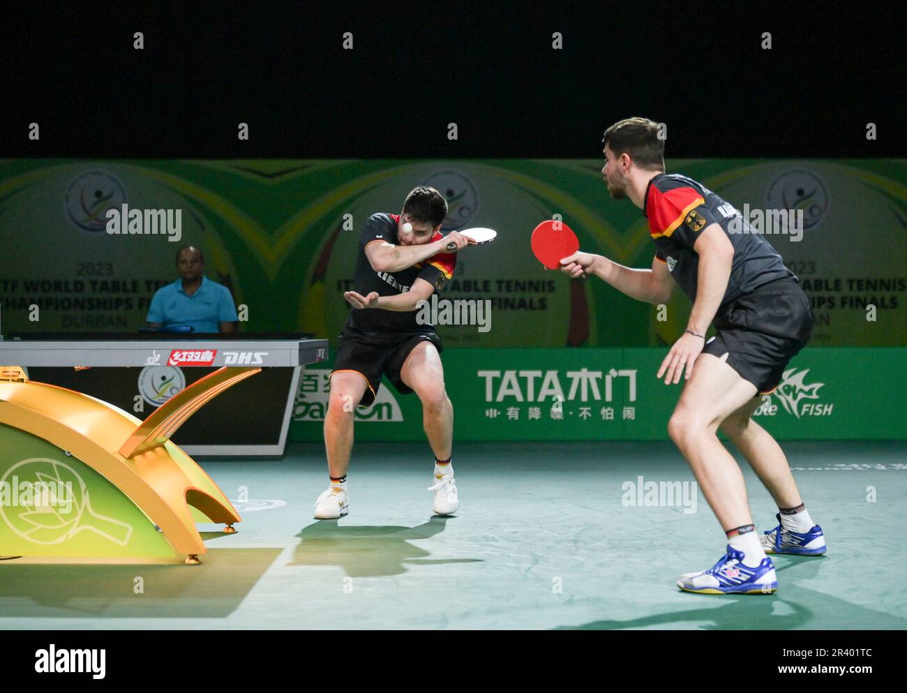 Durban, Südafrika. 25. Mai 2023. Dimitrij Ovtcharov(L)/Patrick Franziska aus Deutschland treten bei den ITTF Table Tennis World Championships Finals 2023 in Durban, Südafrika, am 25. Mai 2023 während des Viertelfinales der Herren-Doppel gegen Liam Pitchford/Paul Drinkhall aus England an. Kredit: Han Xu/Xinhua/Alamy Live News Stockfoto