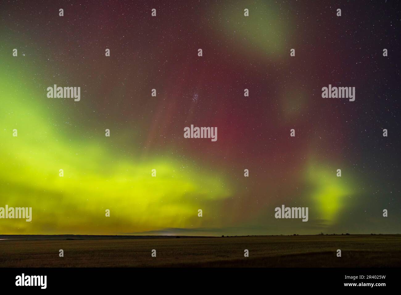 Ein Auroralsturm aus dem Jahr G2 mit den Vorhängen mit abgetrennten Auroralklumpen. Stockfoto