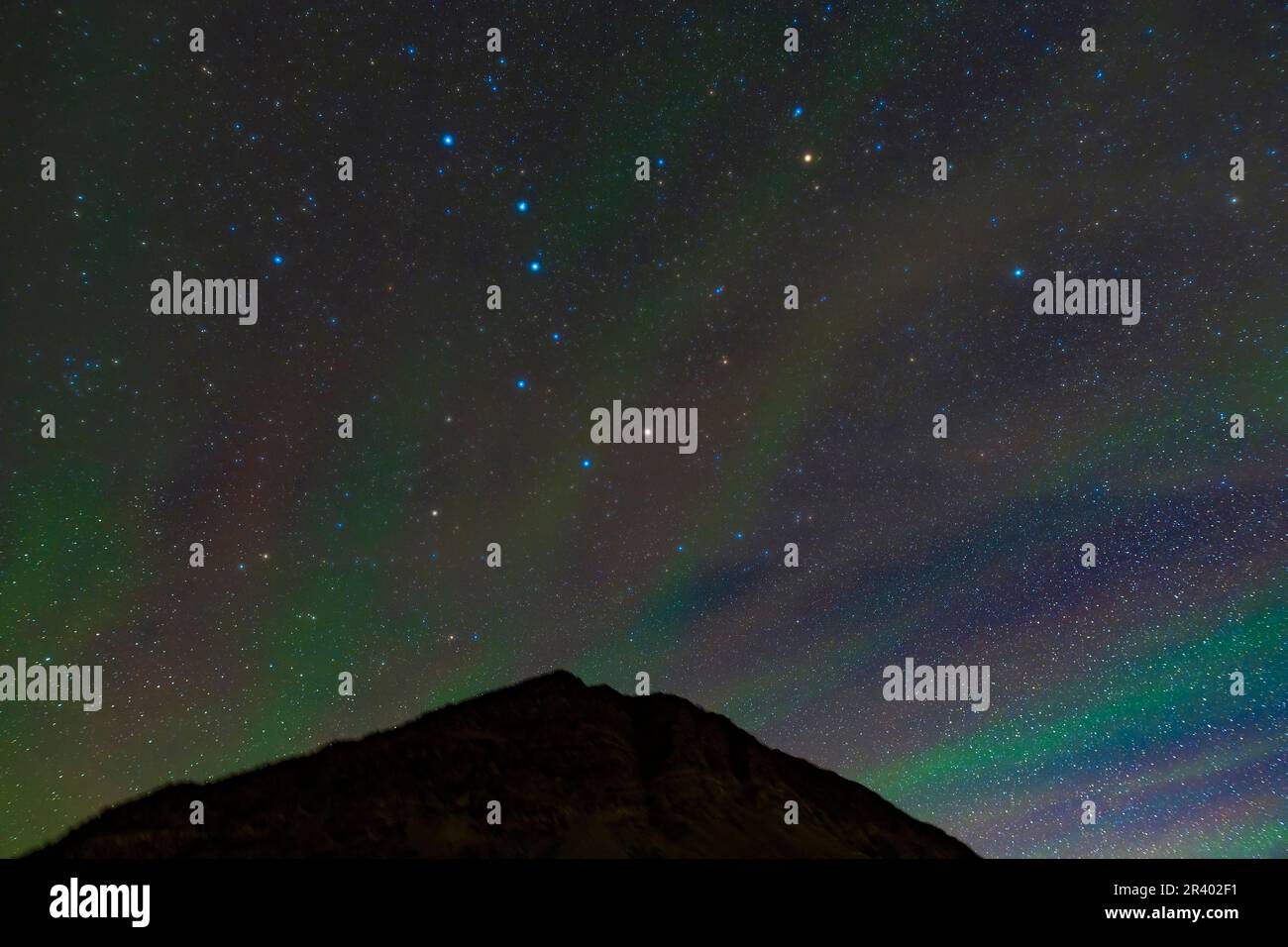 Bänder aus grünem Airglow am nördlichen Himmel mit Big Dipper und Little Dipper Asterismus. Stockfoto