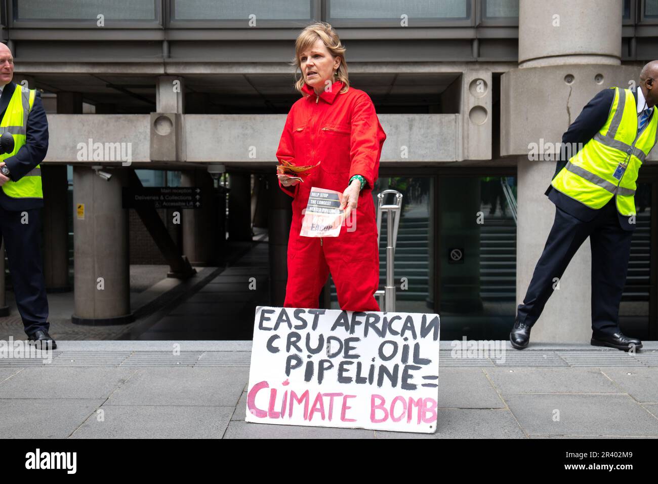 London, England, Großbritannien. 25. Mai 2023. Mitglieder des Extinction Rebellion and Coal Action Network protestieren bei Lloyds of London, während sie weiterhin fossile Brennstoffunternehmen versichern, und gegen Probitas wegen der Versicherung von Adani Credit: Denise Laura Baker/Alamy Live News Stockfoto