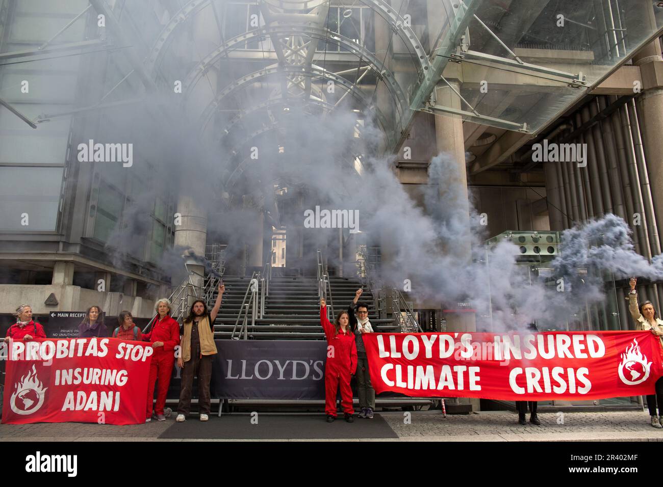 London, England, Großbritannien. 25. Mai 2023. Mitglieder des Extinction Rebellion and Coal Action Network protestieren bei Lloyds of London, während sie weiterhin fossile Brennstoffunternehmen versichern, und gegen Probitas wegen der Versicherung von Adani Credit: Denise Laura Baker/Alamy Live News Stockfoto