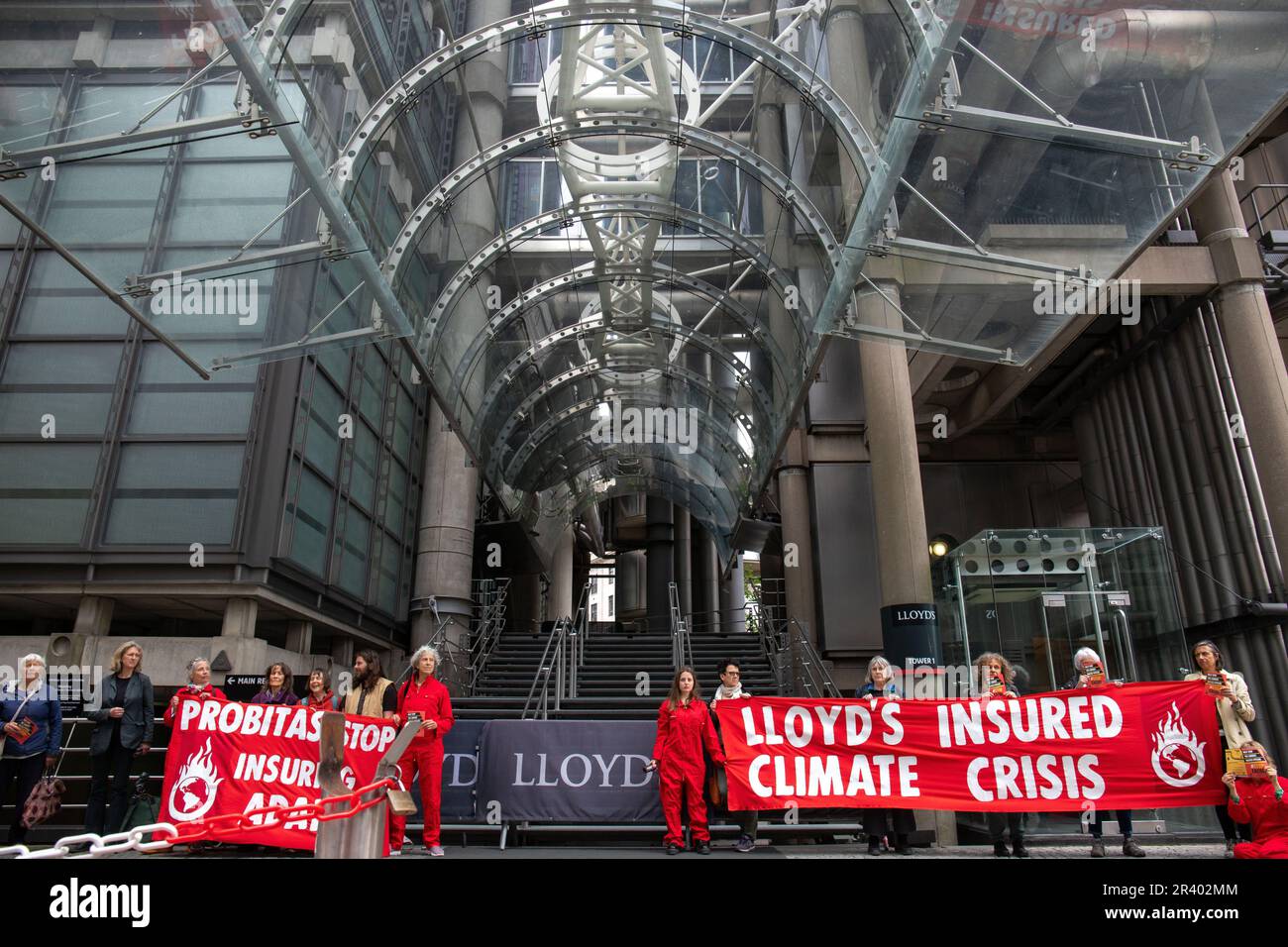 London, England, Großbritannien. 25. Mai 2023. Mitglieder des Extinction Rebellion and Coal Action Network protestieren bei Lloyds of London, während sie weiterhin fossile Brennstoffunternehmen versichern, und gegen Probitas wegen der Versicherung von Adani Credit: Denise Laura Baker/Alamy Live News Stockfoto