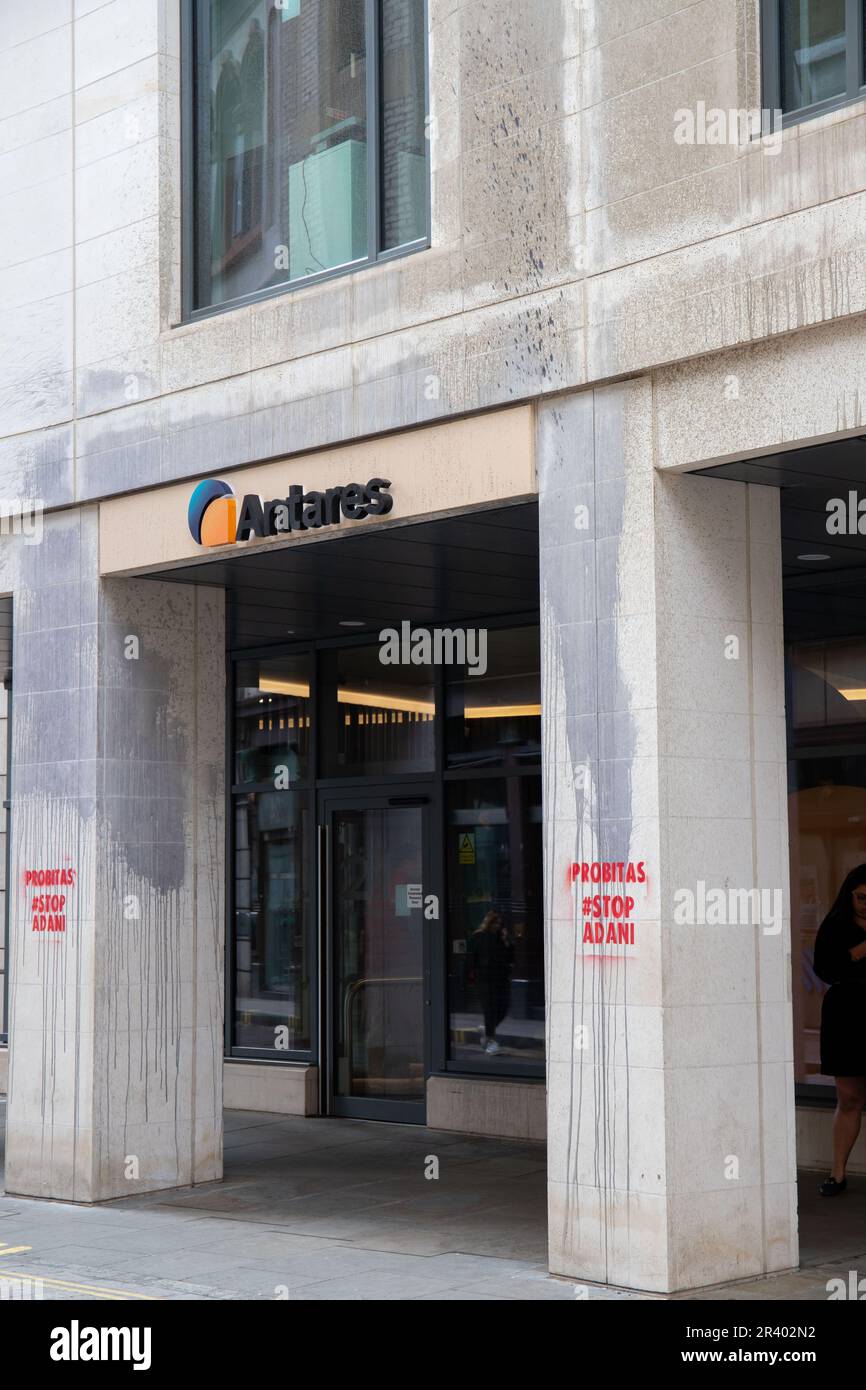 London, England, Großbritannien. 25. Mai 2023. Mitglieder des Extinction Rebellion and Coal Action Network protestieren bei Lloyds of London, während sie weiterhin fossile Brennstoffunternehmen versichern, und gegen Probitas wegen der Versicherung von Adani Credit: Denise Laura Baker/Alamy Live News Stockfoto