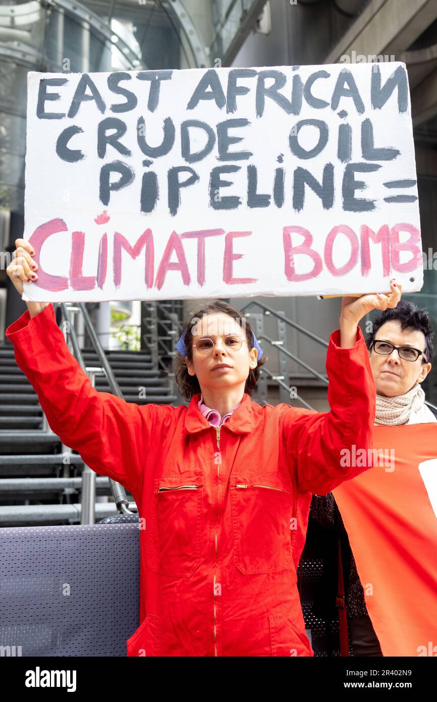 London, England, Großbritannien. 25. Mai 2023. Mitglieder des Extinction Rebellion and Coal Action Network protestieren bei Lloyds of London, während sie weiterhin fossile Brennstoffunternehmen versichern, und gegen Probitas wegen der Versicherung von Adani Credit: Denise Laura Baker/Alamy Live News Stockfoto