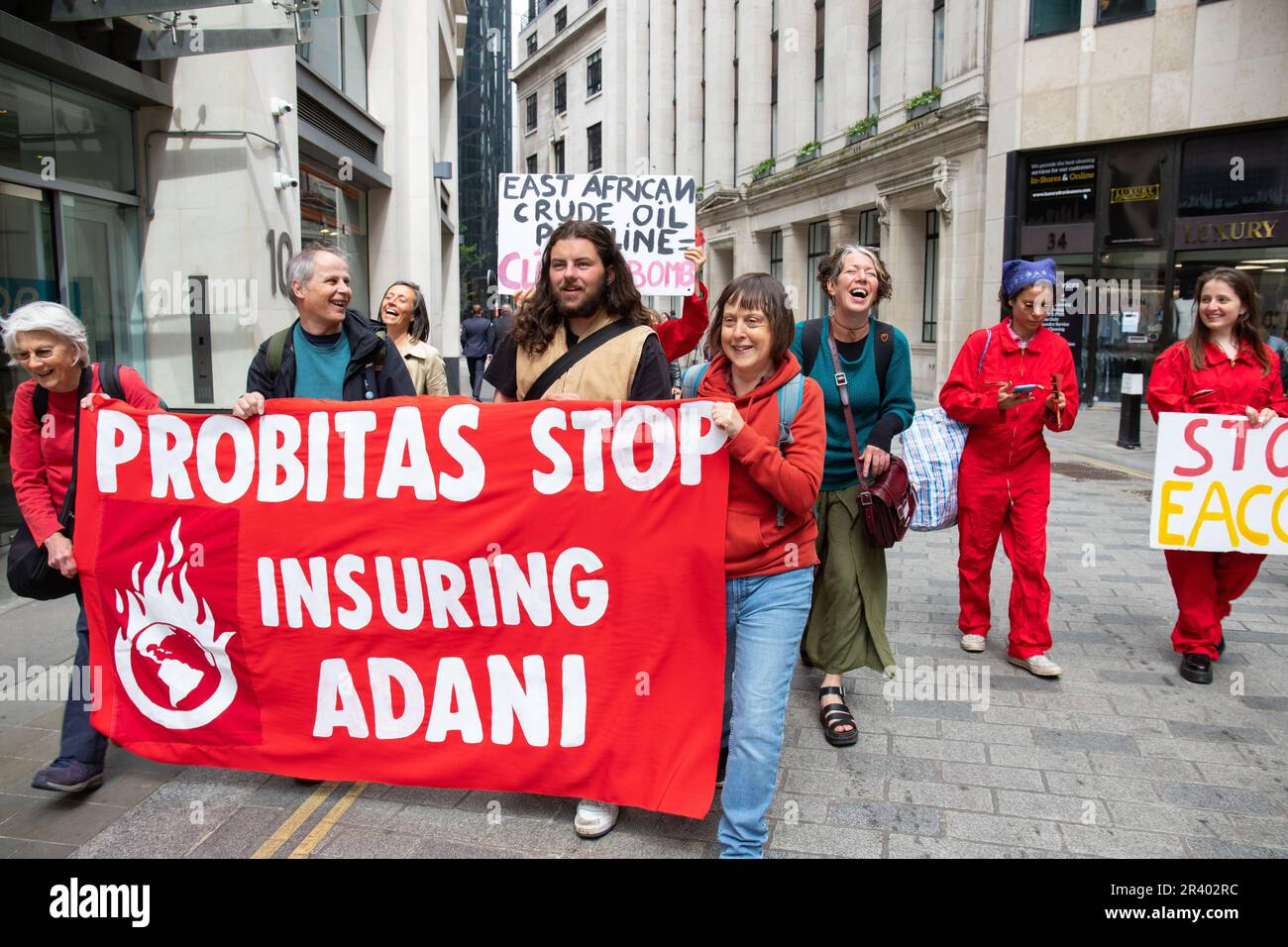 London, England, Großbritannien. 25. Mai 2023. Mitglieder des Extinction Rebellion and Coal Action Network protestieren bei Lloyds of London, während sie weiterhin fossile Brennstoffunternehmen versichern, und gegen Probitas wegen der Versicherung von Adani Credit: Denise Laura Baker/Alamy Live News Stockfoto