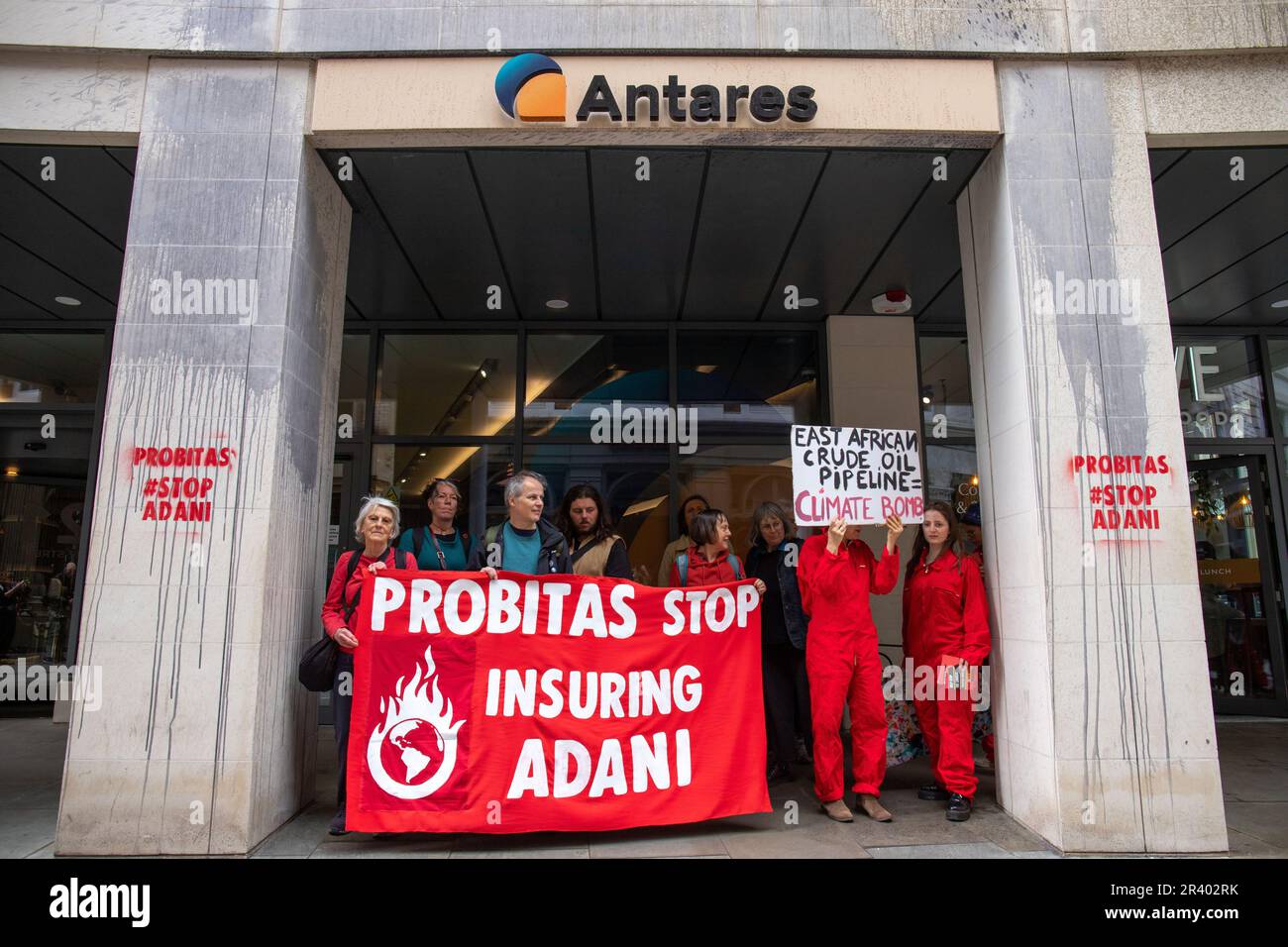 London, England, Großbritannien. 25. Mai 2023. Mitglieder des Extinction Rebellion and Coal Action Network protestieren bei Lloyds of London, während sie weiterhin fossile Brennstoffunternehmen versichern, und gegen Probitas wegen der Versicherung von Adani Credit: Denise Laura Baker/Alamy Live News Stockfoto