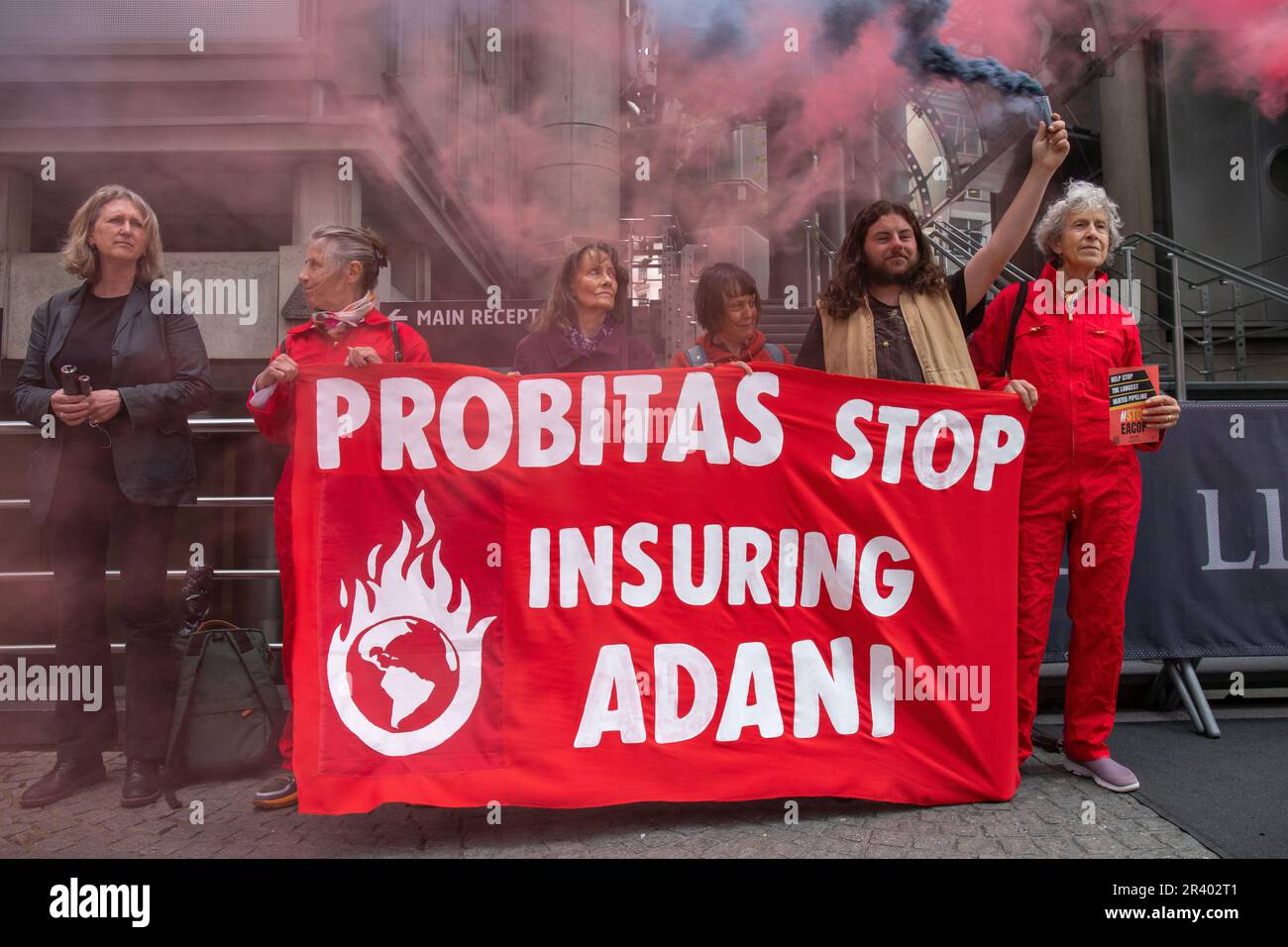 London, England, Großbritannien. 25. Mai 2023. Mitglieder des Extinction Rebellion and Coal Action Network protestieren bei Lloyds of London, während sie weiterhin fossile Brennstoffunternehmen versichern, und gegen Probitas wegen der Versicherung von Adani Credit: Denise Laura Baker/Alamy Live News Stockfoto
