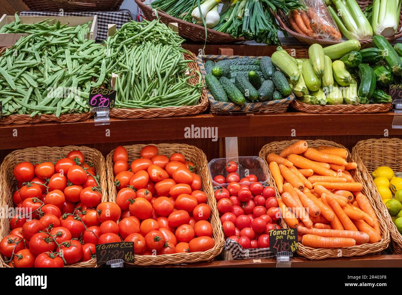 Tomaten, Bohnen und anderes Gemüse zum Verkauf auf einem Markt Stockfoto