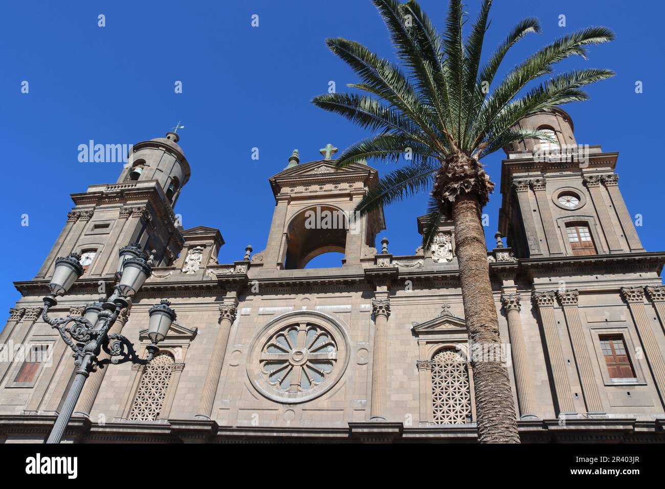 Blick vom Plaza de Santa Ana auf die gleichnamige Kathedrale Stockfoto