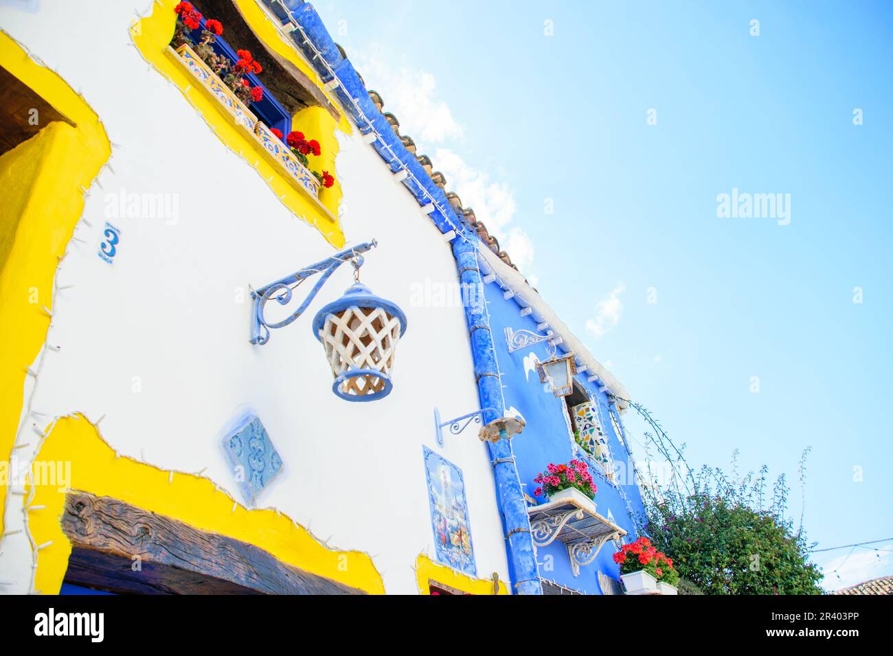 Bild einer malerischen, farbigen Fassade mit Blumen Stockfoto