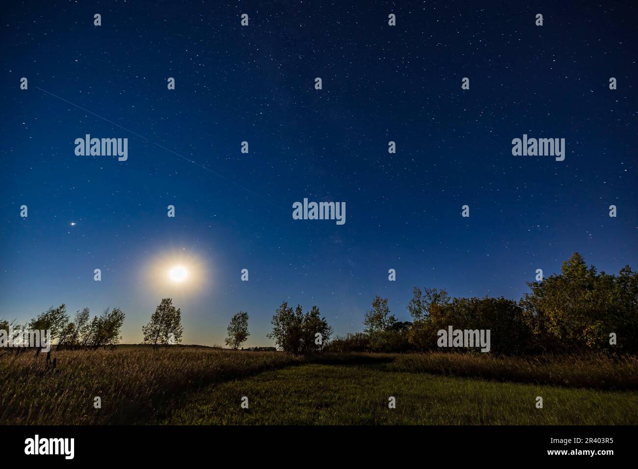 Das Raumschiff SpaceX Inspiration4 reist über den Mondhimmel, Alberta, Kanada. Stockfoto