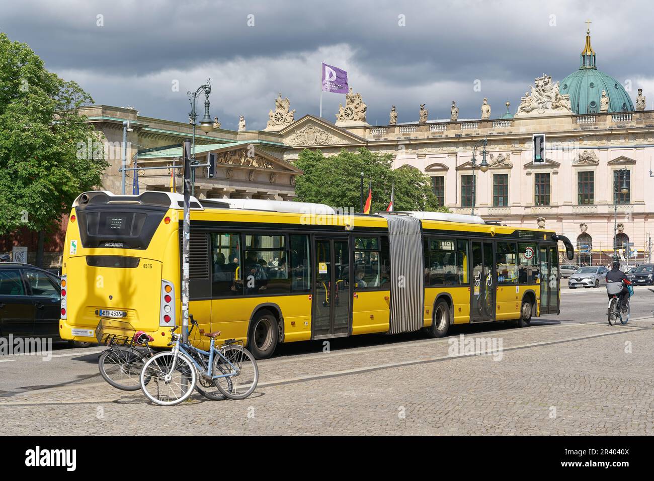 Bus der Linie 100 an einer Ampel im Deutschen Historischen Museum in Berlin Stockfoto