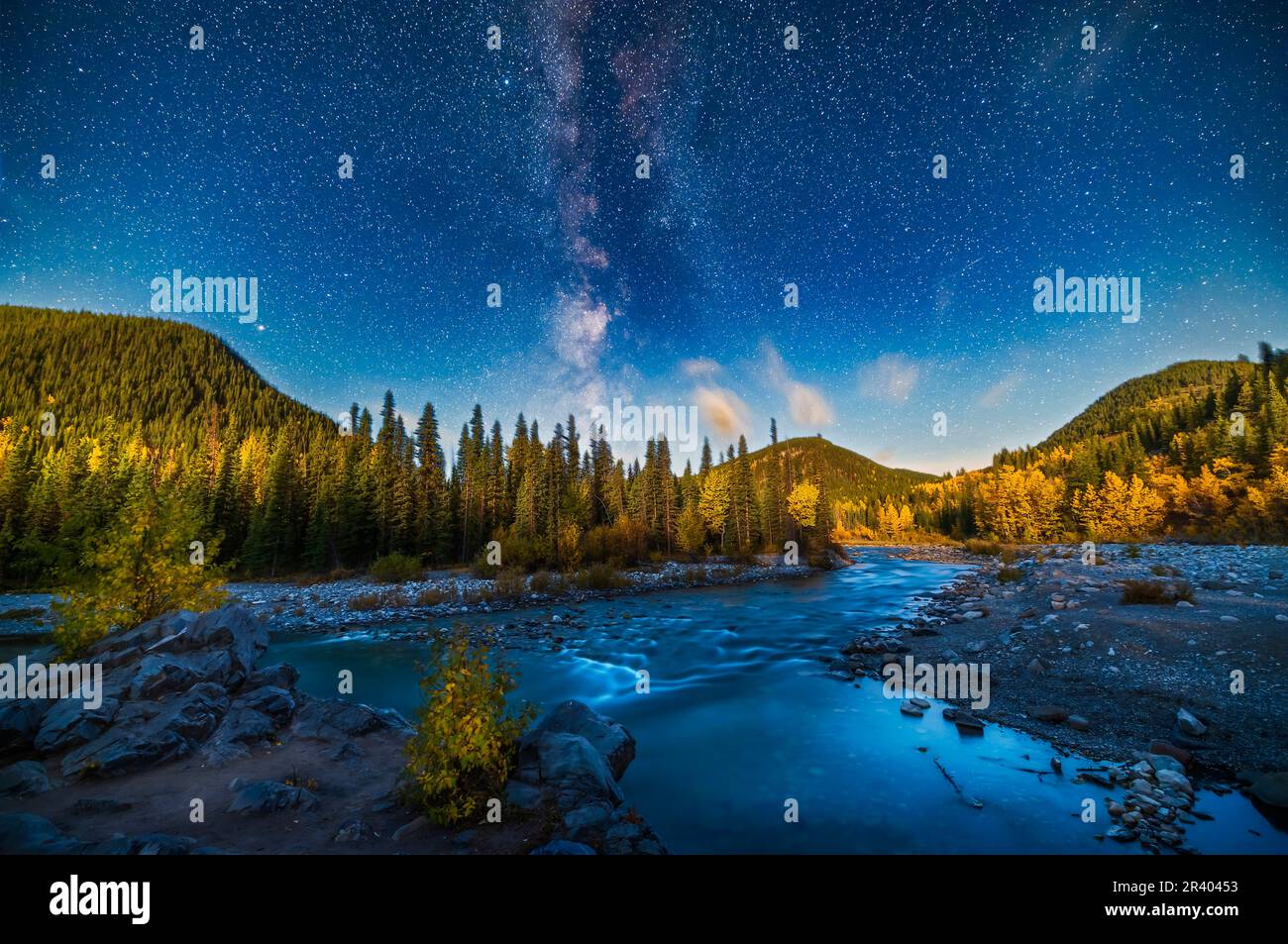 Eine Nachtlandschaft der sommerlichen Milchstraße am Elbow River im Süden Albertas, Kanada. Stockfoto