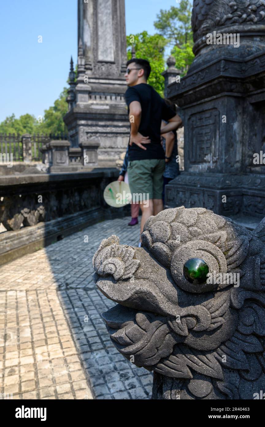 Ein Steindrache bewacht das Grab am Mausoleum von Kaiser Khai Dinh vor Hue, der antiken Hauptstadt Vietnams. Stockfoto