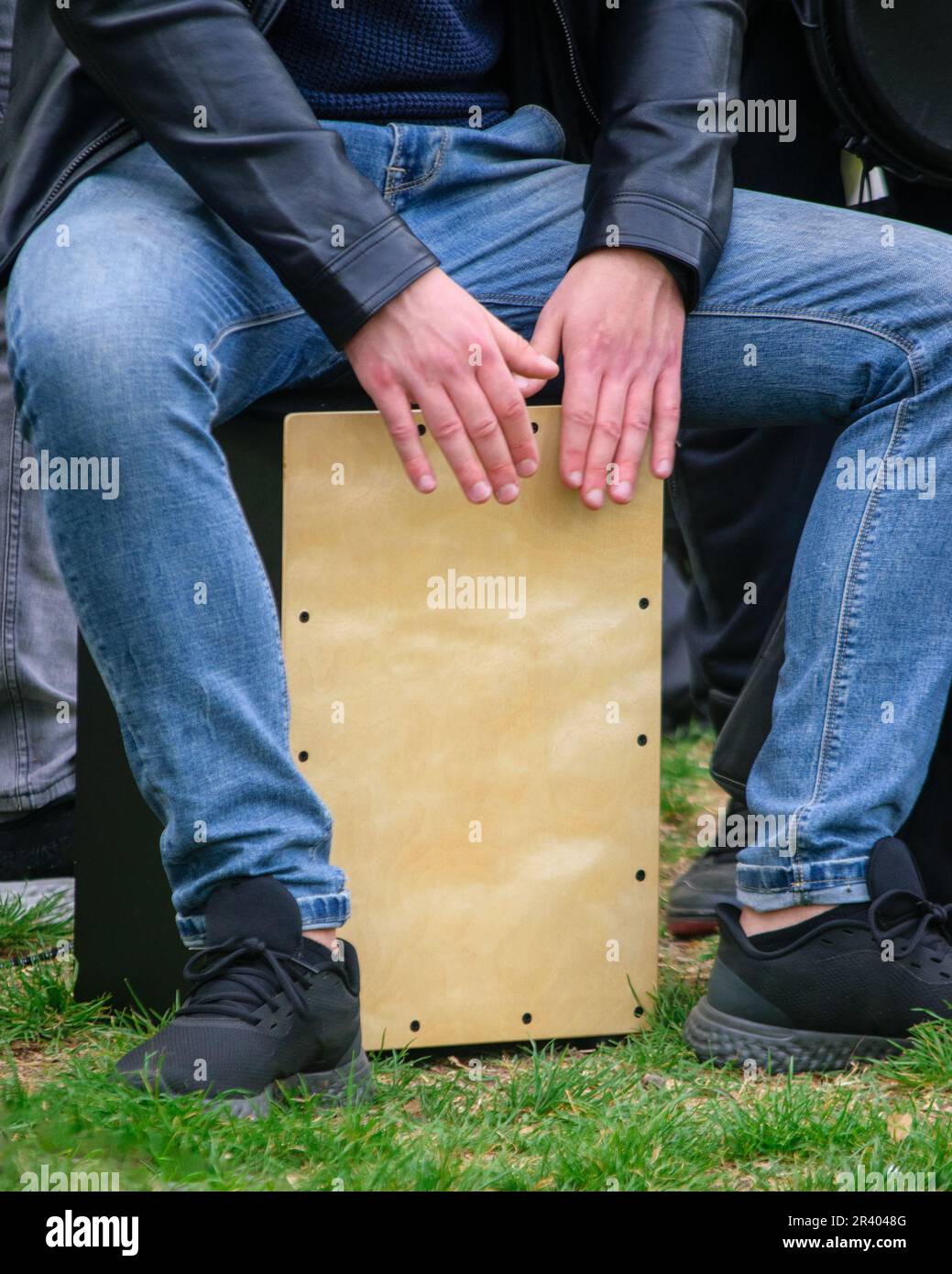 Drummer-Hände spielen das Cajun-Schlaginstrument Stockfoto