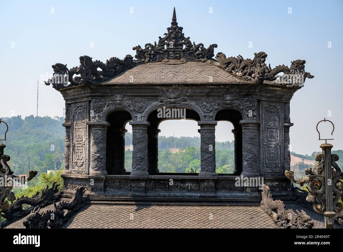 Ziersteinbauten am Mausoleum von Kaiser Khai Dinh auf dem Berg Chau Chu in der Nähe von Hue, der antiken Hauptstadt Vietnams. Stockfoto