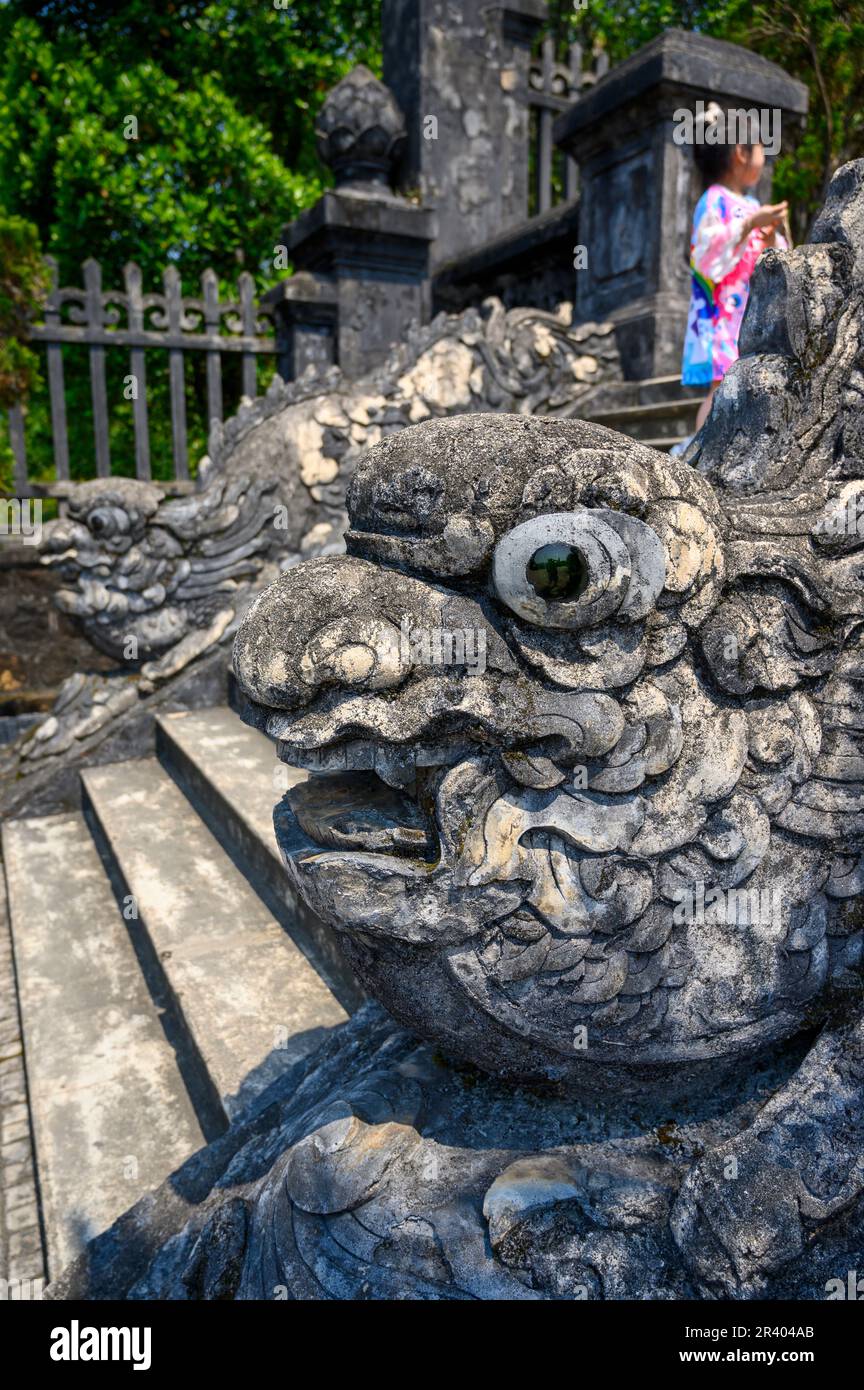 Steindrachen bewachen das Grab am Mausoleum von Kaiser Khai Dinh vor Hue, der antiken Hauptstadt Vietnams. Stockfoto