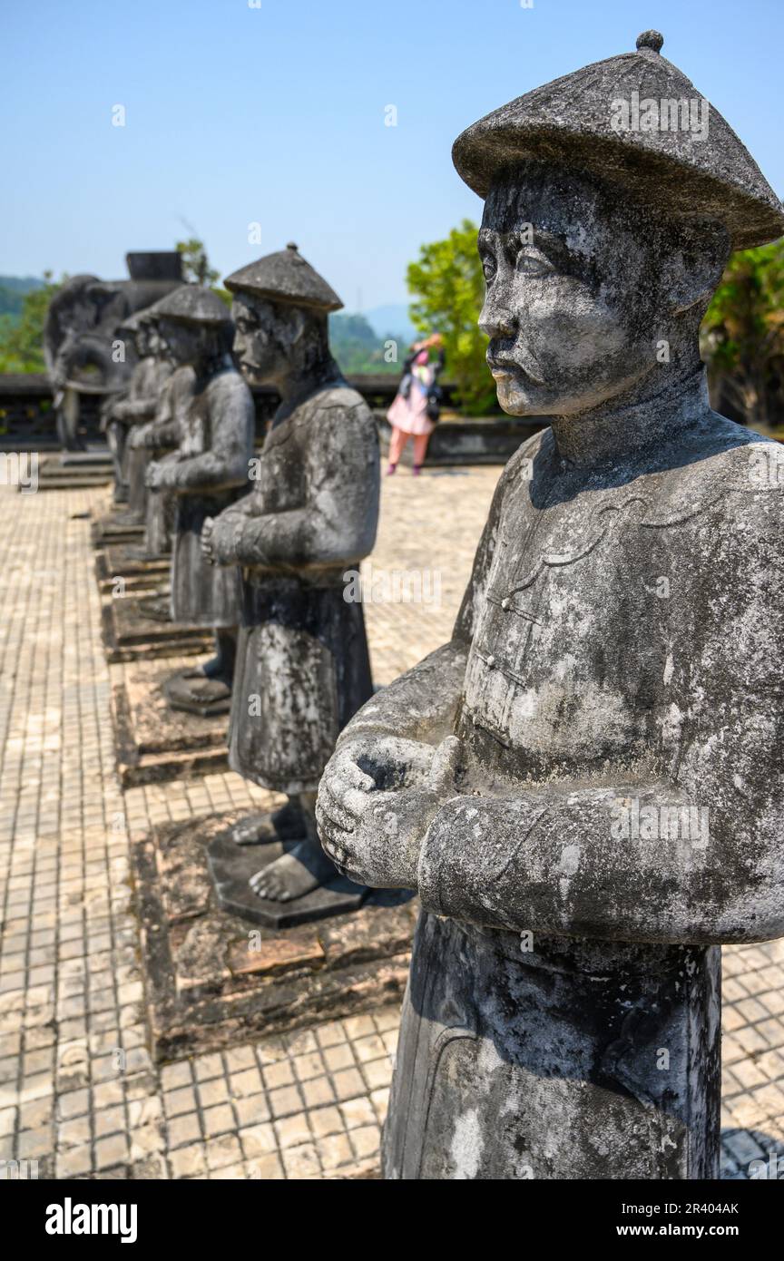 Steinstatuen Mandarin-Soldaten bewachen das Grab von Kaiser Khai Dinh auf dem Berg Chau Chu in der Nähe von Hue, der antiken Hauptstadt von Vietnam. Stockfoto