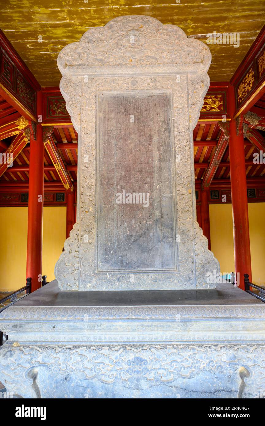 Im Stele House in der Anlage von Minh Mangs Grab, dem zweiten Kaiser der Nguyen-Dynastie, auf dem Mount Cam Ke (Hieu) außerhalb von Hue, Vietnam. Stockfoto